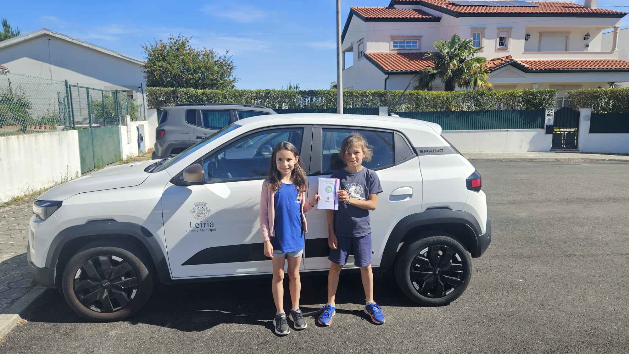 Alunos da EB1 Reixida a chegar de carro elétrico ao Jardim de Infância da Azoia