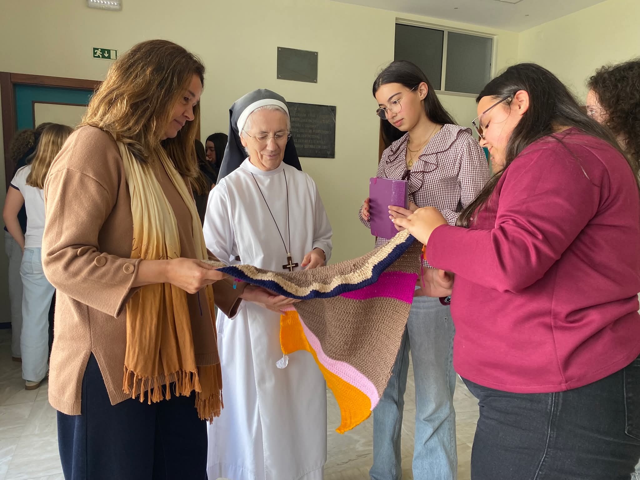 Entrega do testemunho pelos alunos da Escola Monsenhor José Galamba de Oliveira à diretora do Colégio Nossa Senhora de Fátima