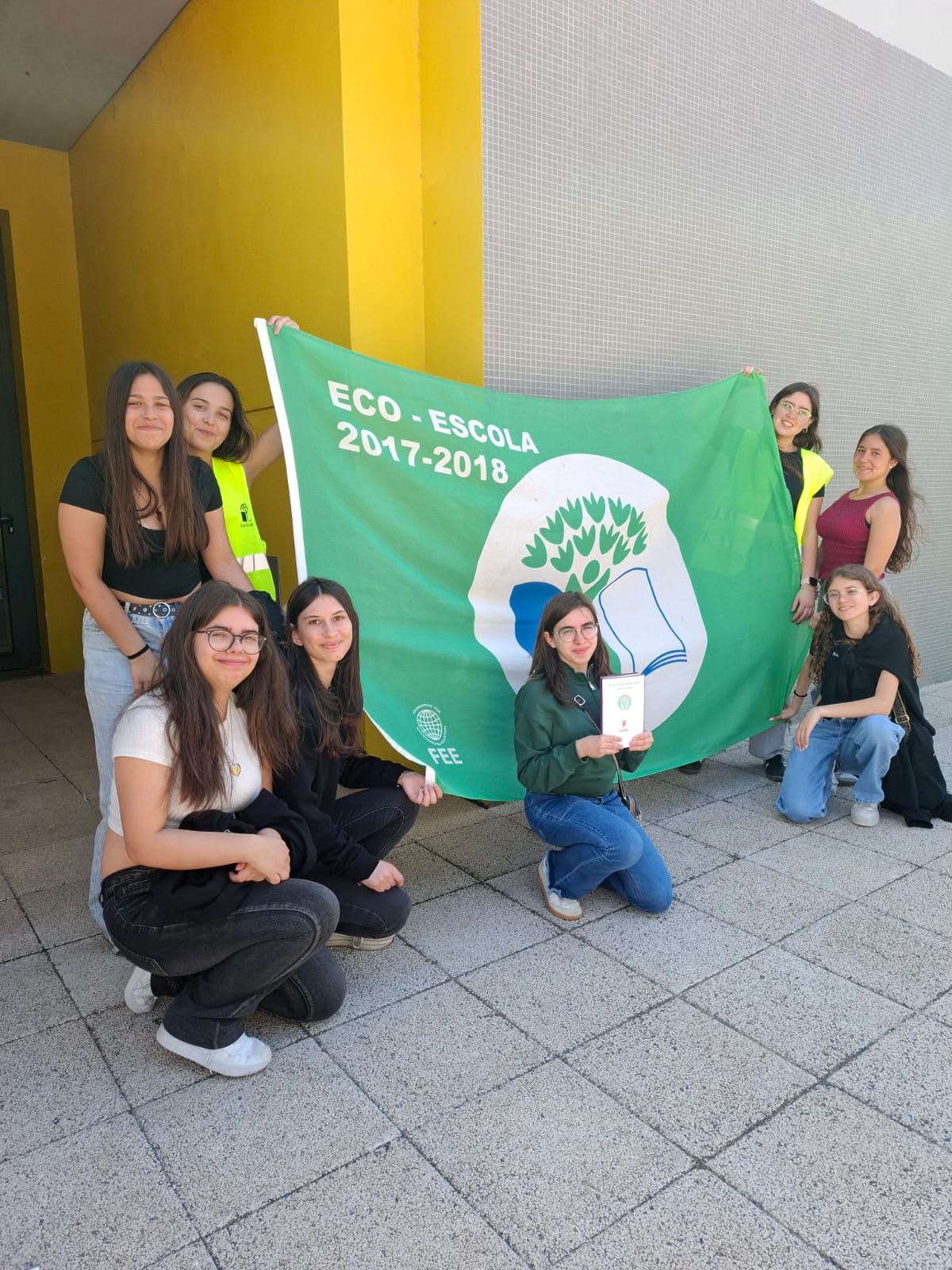 Chegada dos alunos da Escola Secundária Afonso Lopes Vieira à EB José Mattoso para entrega do testemunho