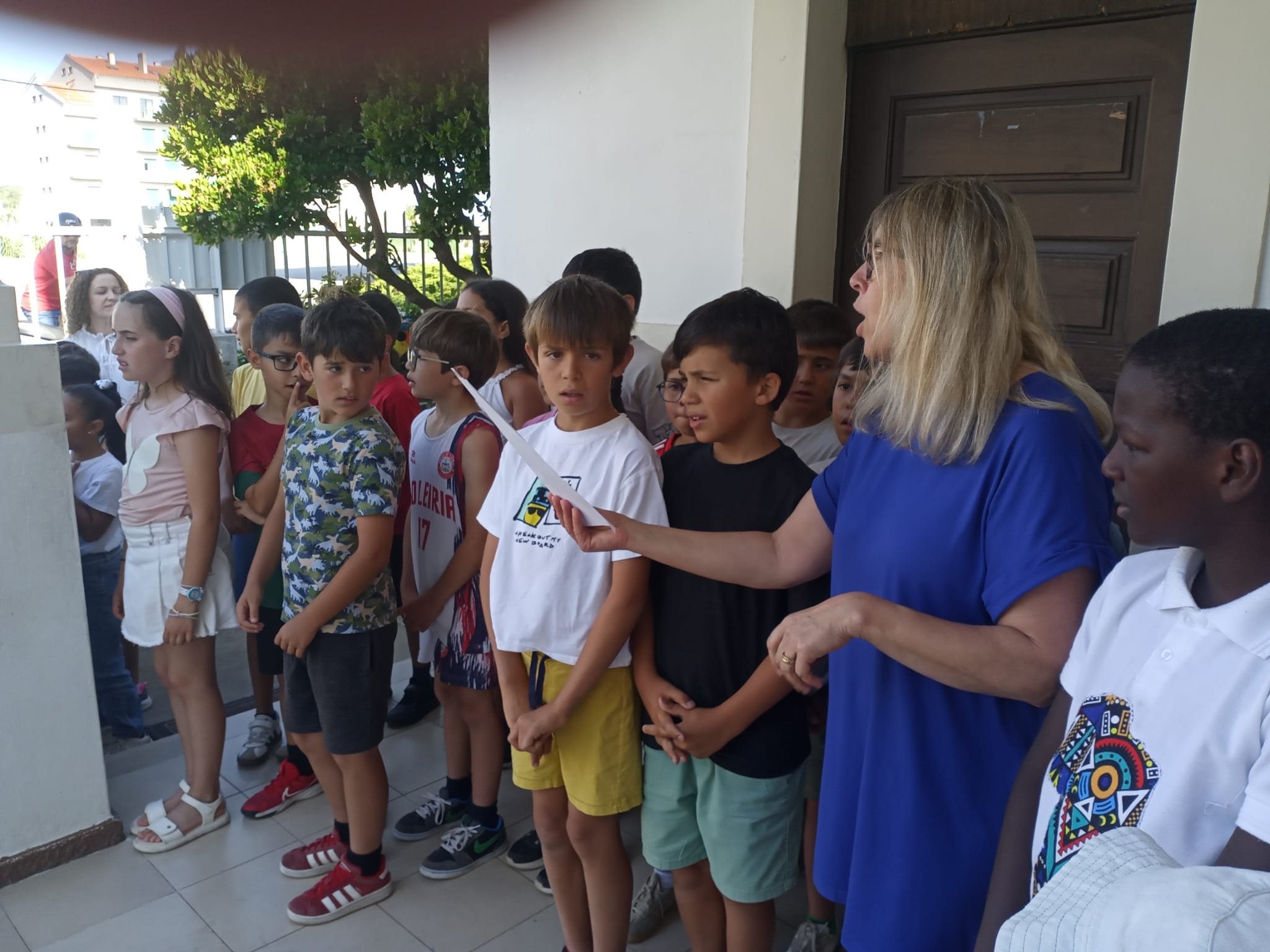 Receção com uma musica, por parte dos alunos da EB1 Azoia às crianças do JI Azoia