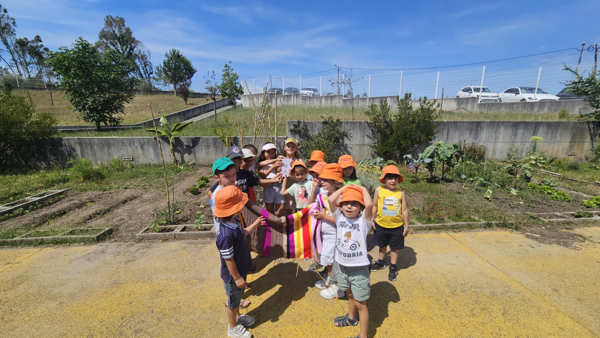 Entrega do testemunho pelo JI dos Parceiros aos alunos do Centro Escolar dos Parceiros