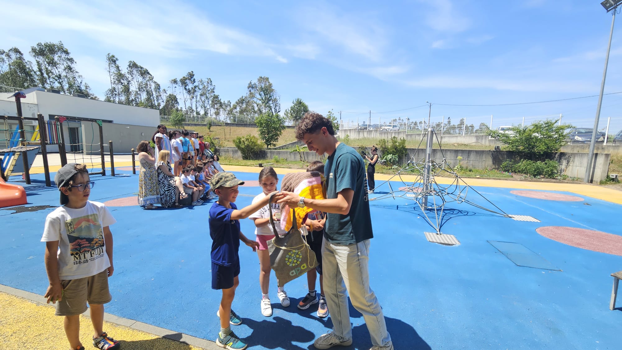 Entrega do testemunho pelas crianças do Centro Escolar dos Parceiros, a um aluno da Escola Secundária Domingos Sequeira
