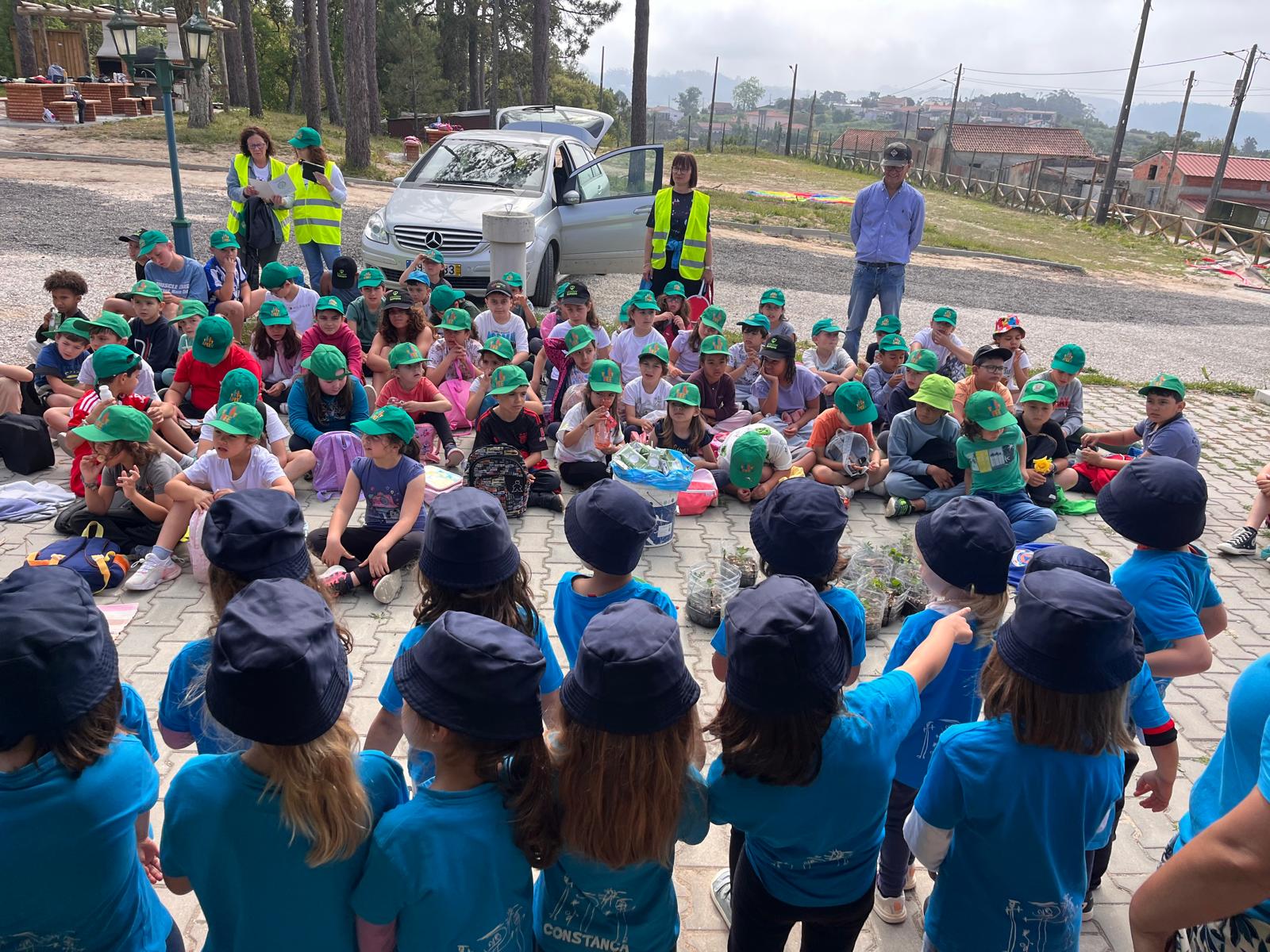 Nesta atividade foi convidado o Sr. Engenheiro Miguel Almeida para ajudar na plantação e falar com as crianças sobre a importância desta Árvore com as 3 eco-escolas JI do Gaio, JI do Vimeiro e da EB1 do Vimeiro