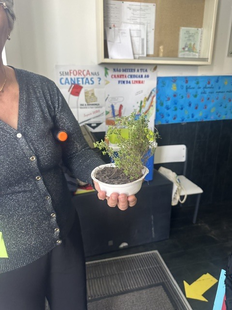 No âmbito da Rota Concelhia de Ação pelo Clima, a Escola Básica de Alfarelos presenteia o Centro Escolar de Granja do Ulmeiro com uma planta aromática, simbolizando o crescimento dos compromissos assumidos e o cuidado com o ambiente.