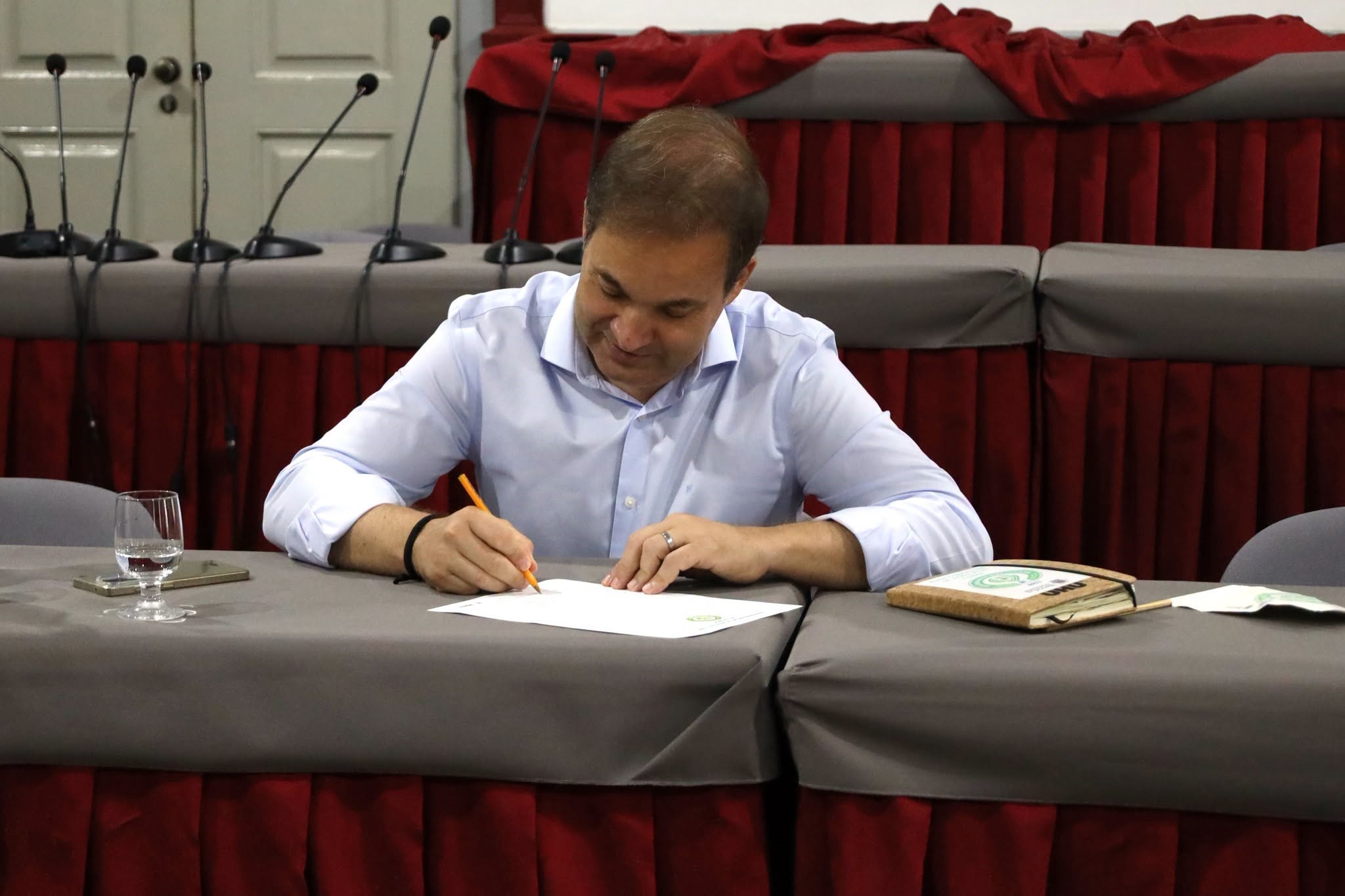 A cerimónia encerrou com a assinatura dos compromissos do Município pelo Senhor Presidente da Câmara Municipal de Soure, Arq.º Rui Fernandes, simbolizando a assunção pública da responsabilidade de dar continuidade às propostas apresentadas pelos alunos no âmbito da Rota Concelhia de Ação pelo Clima. Este momento materializou uma visão de governação assente na proximidade, na escuta ativa e na valorização da participação das crianças e dos jovens, reafirmando o compromisso do Município com a construção de um concelho mais sustentável, resiliente e preparado para os desafios ambientais das gerações presentes e futuras.