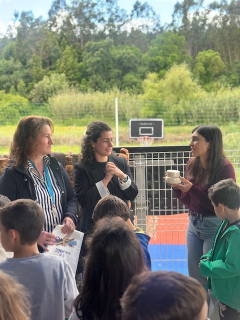 A Rota Concelhia de Ação pelo Clima proporciona um momento de partilha na Escola Básica da Gesteira, onde o Centro Escolar de Degracias dá a conhecer o queijo tradicional da sua freguesia, promovendo os sabores e tradições locais.