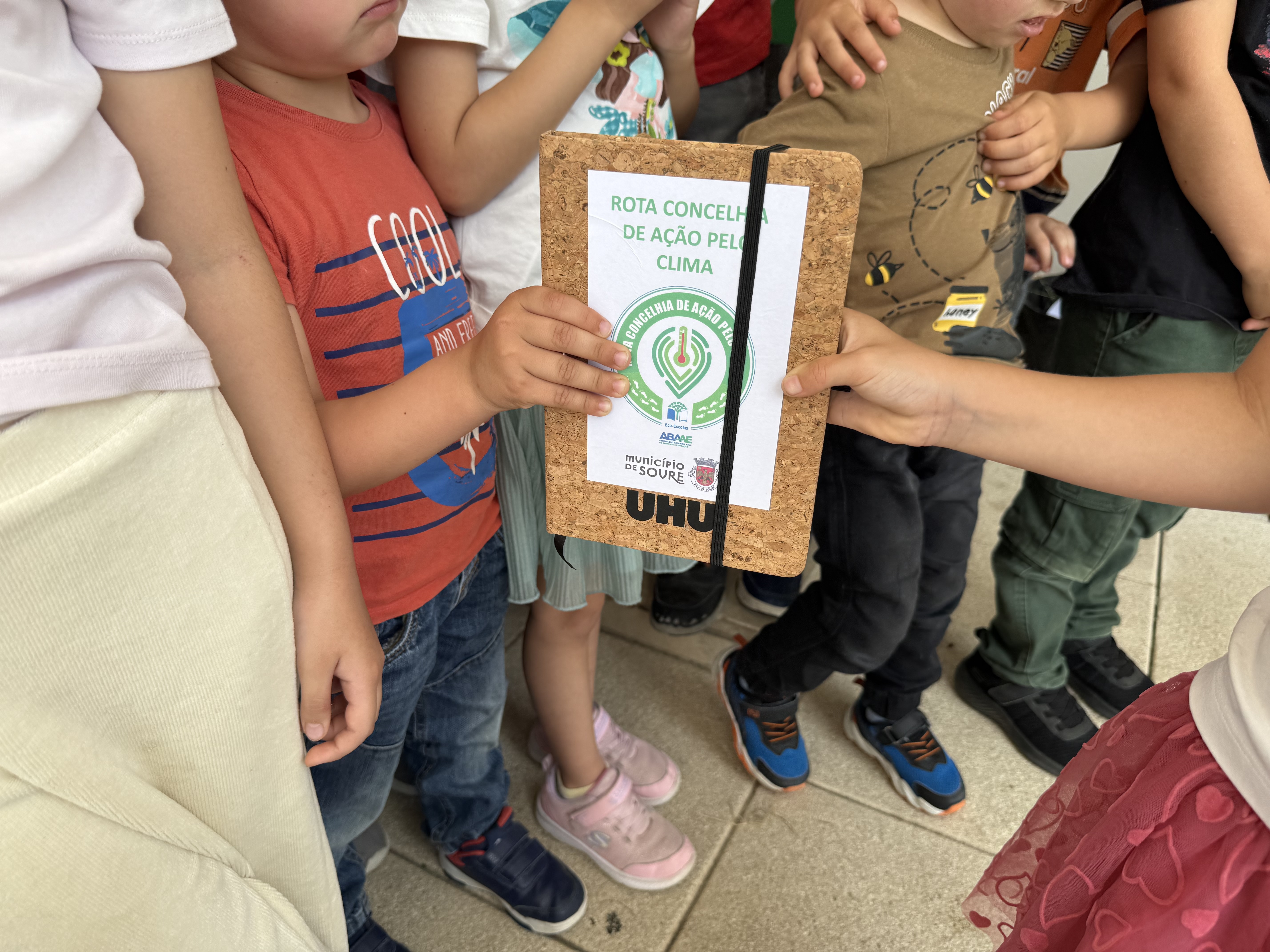 De mãos em mãos, o testemunho continua o seu percurso pelo Concelho, chegando ao Centro Escolar de Tapéus.