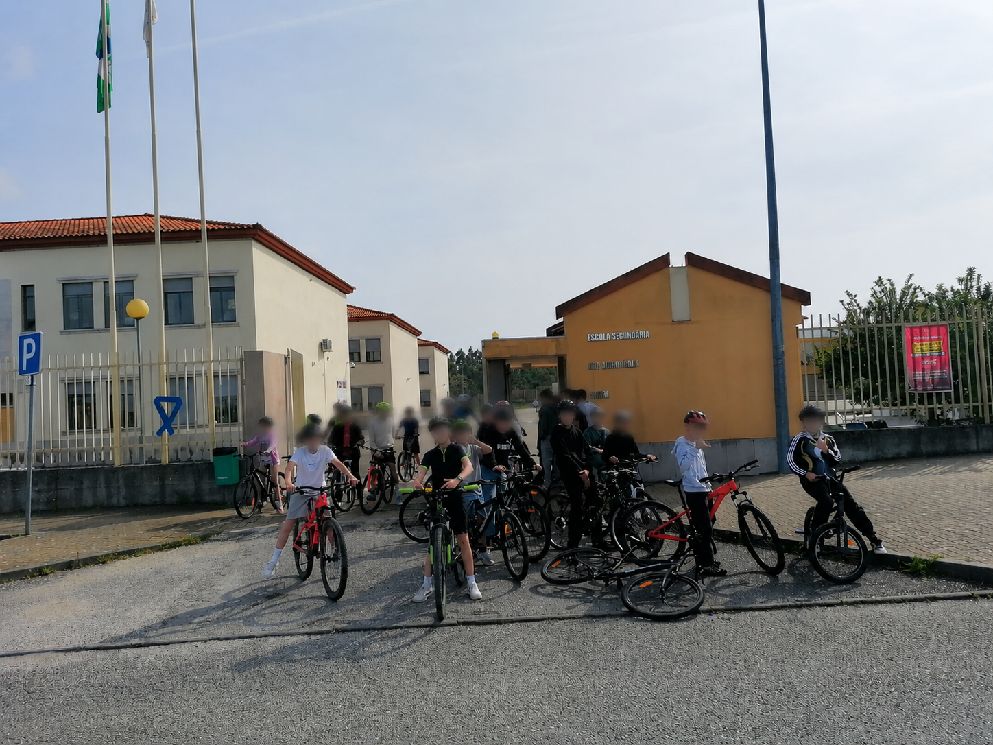 A Escola Básica e Secundária Martinho Árias inicia, de bicicleta, a Rota Concelhia de Ação pelo Clima, rumo ao Jardim de Infância e Escola Básica do Sobral.