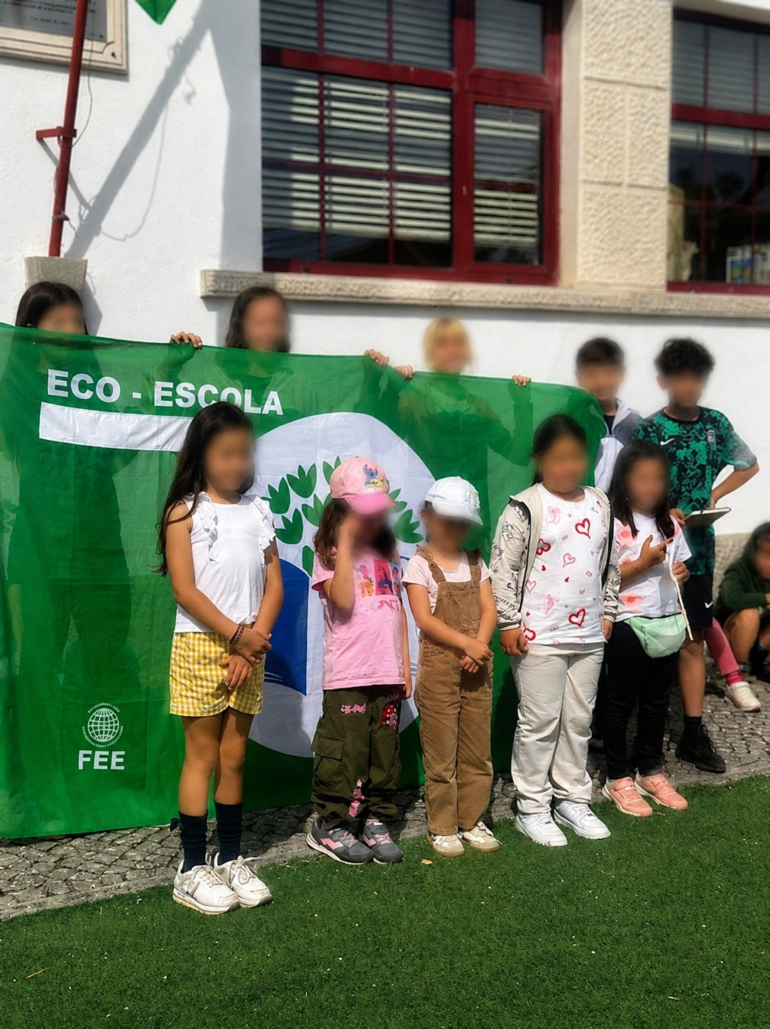 A Escola Básica e Secundária Martinho Árias entrega os seus Compromissos ao Jardim de Infância e à Escola Básica do Sobral, reforçando o compromisso das Eco-Escolas com a ação climática.