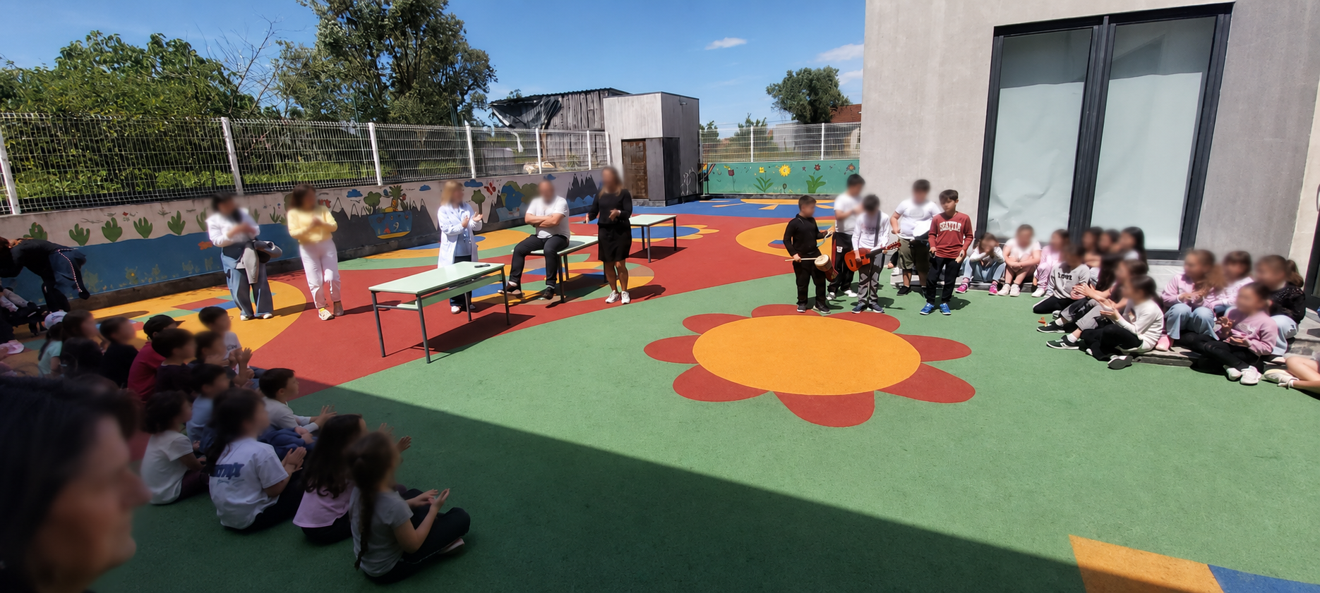 Com música e muita alegria, os alunos do Centro Escolar do Marco recebem os seus colegas da Escola Básica da Gesteira, assinalando mais um momento de partilha na Rota Concelhia de Ação pelo Clima.