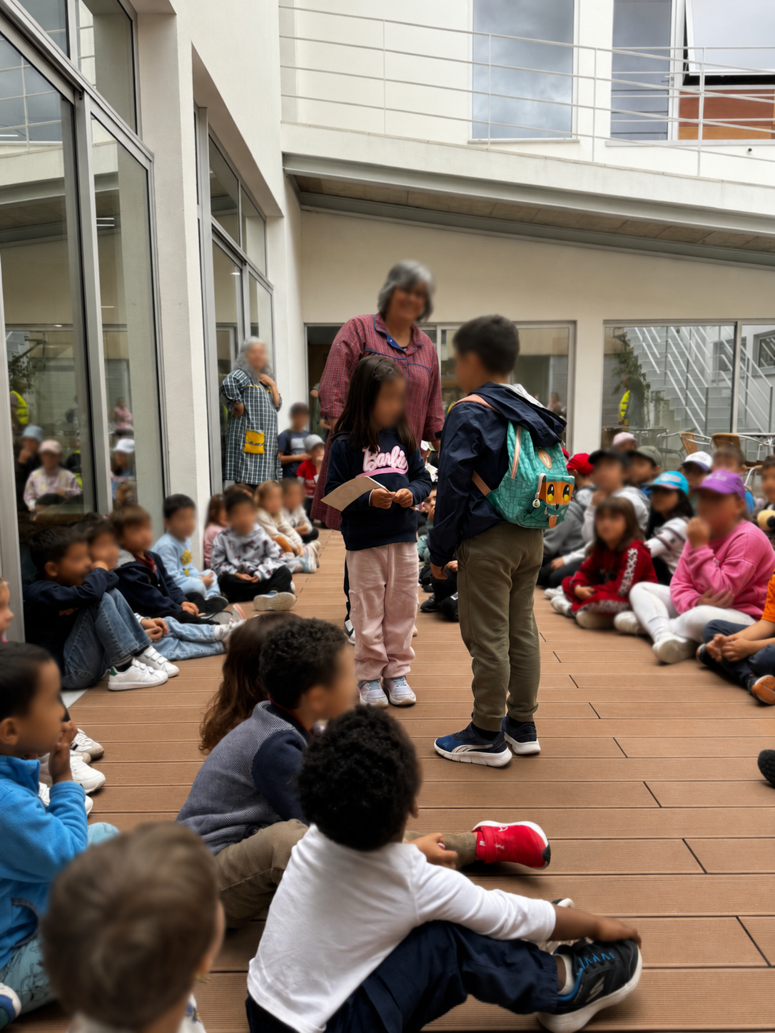 Num momento de partilha e passagem de testemunhos, os alunos do Centro Escolar do Marco chegam à Associação Cultural, Recreativa e Social de Samuel.