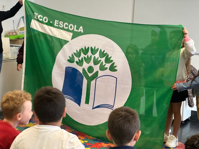 A bandeira Eco-Escolas acompanha a entrega dos compromissos climáticos, do Centro Escolar de Tapéus ao Centro Escolar de Degracias.