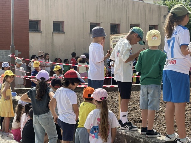 Num gesto simbólico de promoção da biodiversidade, a Escola Básica de Soure oferece aos alunos de Vila Nova de Anços bombas de sementes para lançarem no seu jardim de polinizadores recentemente criado, semeando a consciência ambiental.