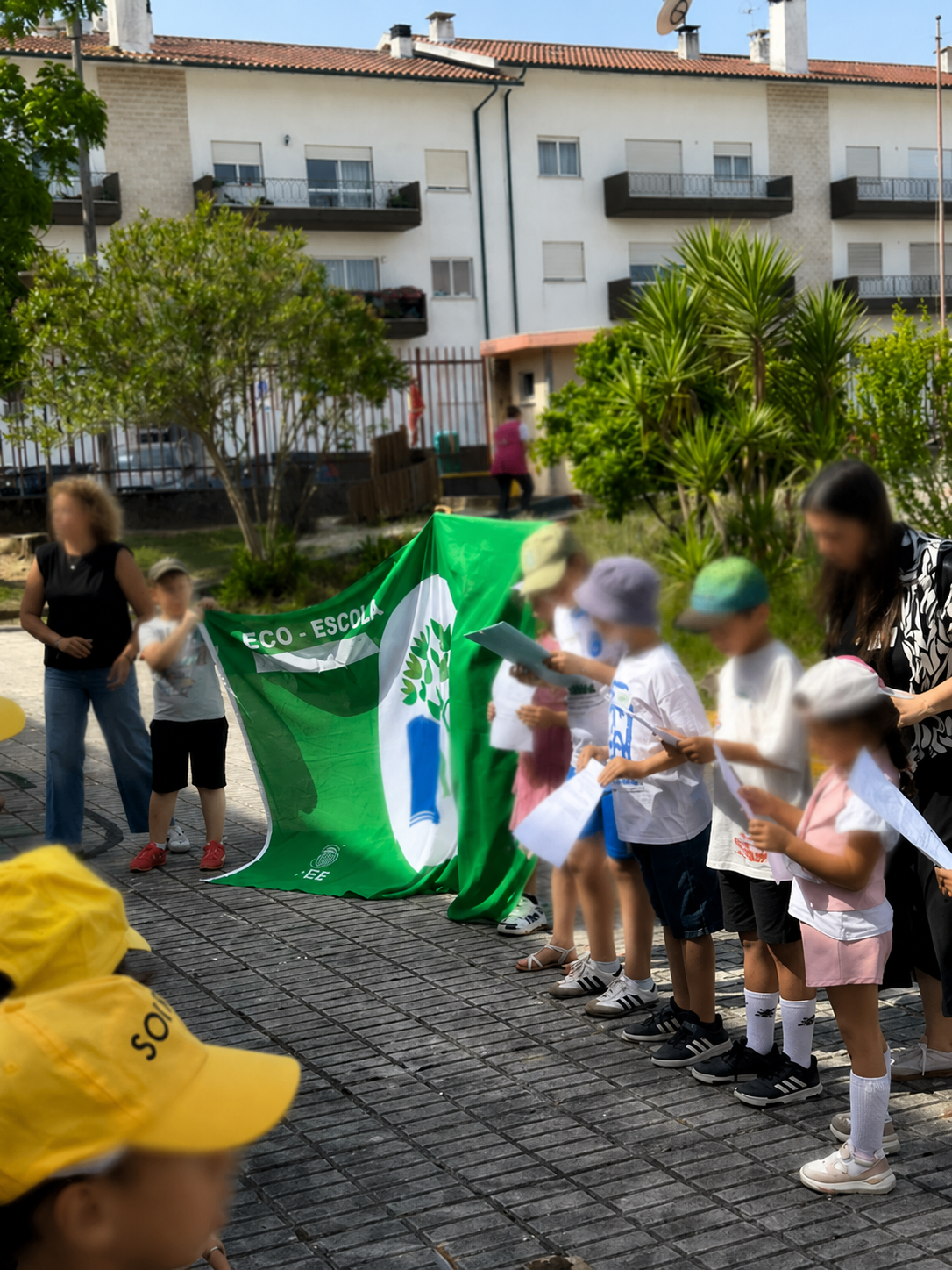 Já na reta final da Rota, os alunos da Escola Básica de Vila Nova de Anços viajam em veículos movidos por energia elétrica até à Escola Básica de Soure, levando consigo os compromissos assumidos em prol de um futuro mais sustentável.