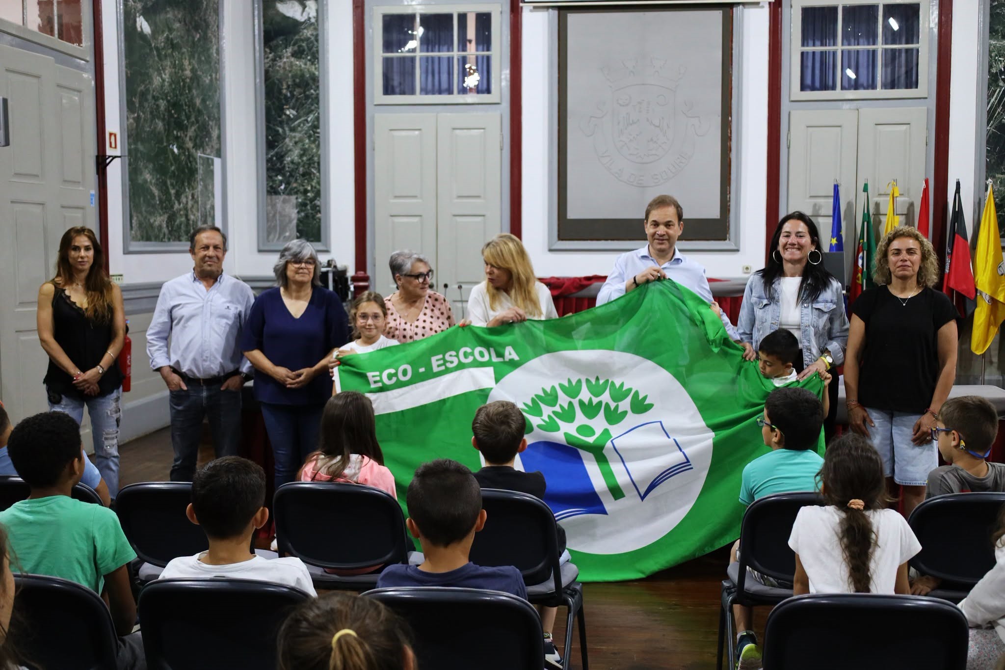 A entrega da Bandeira Eco-Escolas simbolizou o reconhecimento do trabalho, da dedicação e do compromisso das comunidades educativas na promoção da sustentabilidade ambiental. Mais do que uma distinção, este momento representou o resultado de um esforço coletivo que demonstra que pequenas ações, desenvolvidas de forma consistente e participada, podem gerar mudanças significativas na construção de uma consciência ambiental cada vez mais sólida.