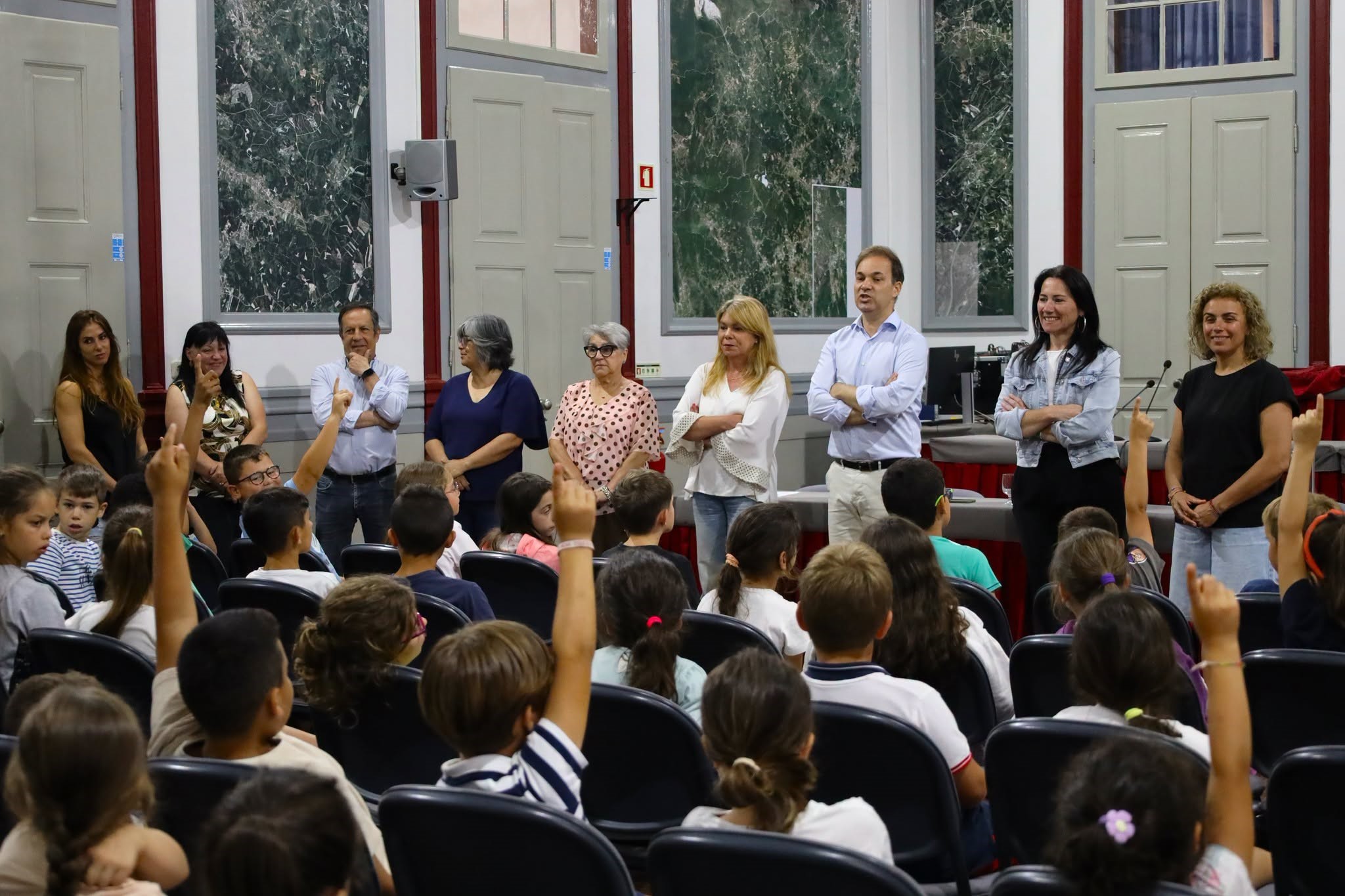 A participação ativa dos alunos ao longo da cerimónia refletiu o verdadeiro espírito da Rota Concelhia de Ação pelo Clima: dar voz às crianças e aos jovens, incentivando o pensamento crítico, a partilha de ideias e a corresponsabilização na procura de soluções para os desafios ambientais. Através do diálogo e da escuta mútua, reforçou-se a convicção de que educar para a sustentabilidade é, acima de tudo, formar cidadãos conscientes, participativos e comprometidos com o futuro do território.