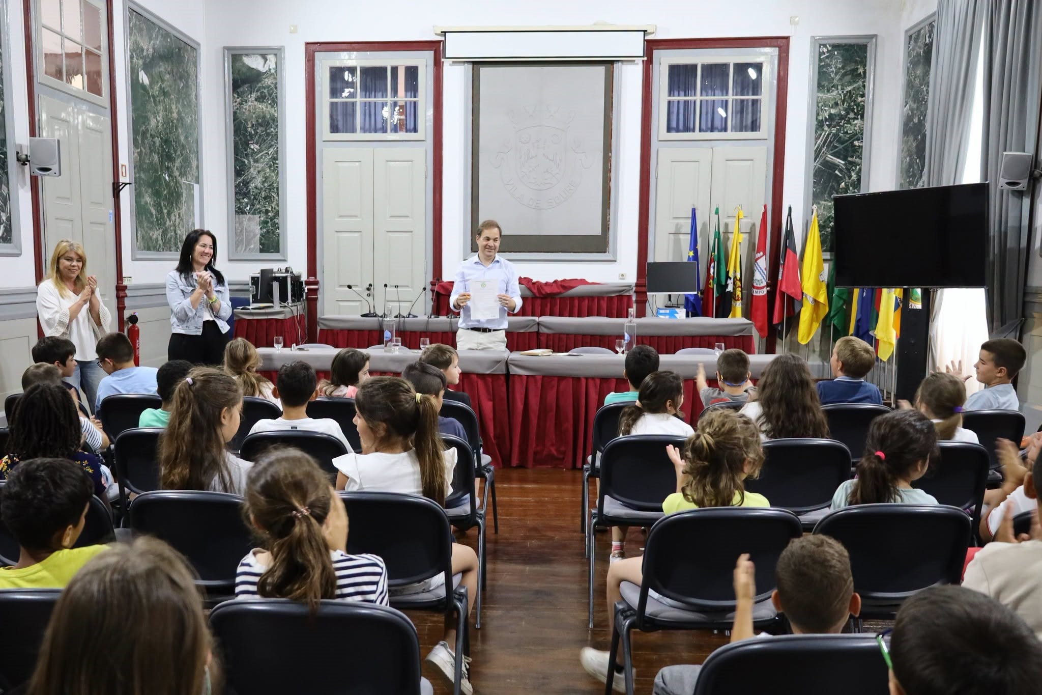 A cerimónia de encerramento da Rota Concelhia de Ação pelo Clima constituiu um momento de partilha, reflexão e celebração do percurso desenvolvido ao longo do ano letivo. Reunindo alunos, docentes, técnicos e representantes do Município, este encontro evidenciou que a educação para a sustentabilidade se constrói através do diálogo, da participação e da valorização das ideias das crianças e dos jovens, verdadeiros agentes de mudança na construção de um futuro mais sustentável.