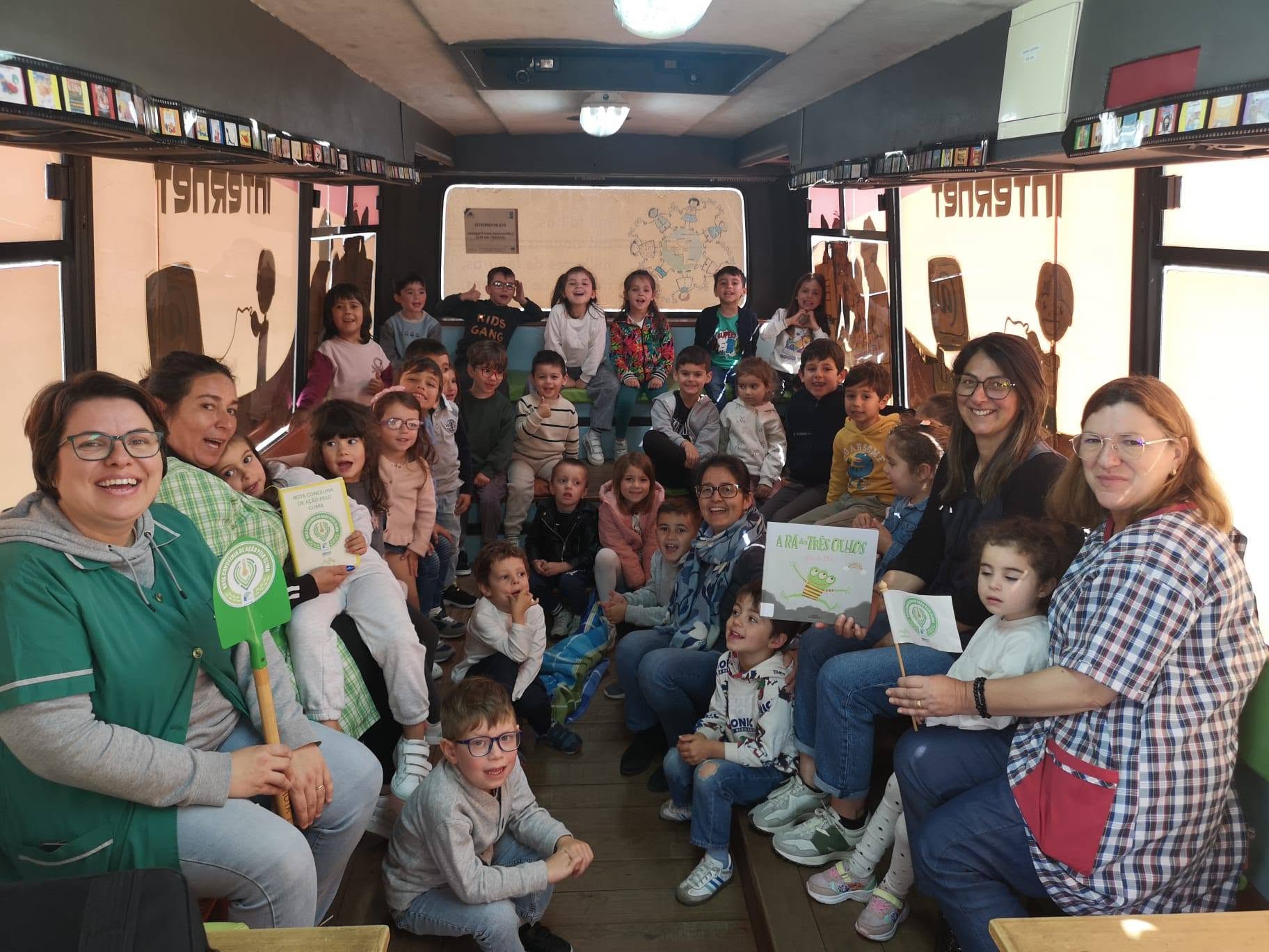 Passagem de testemunho do Bibliomóvel ao JI de Casal Comba, onde foi explorada a história “A Rã dos Três Olhos”. A viagem foi feita pelo bibliomóvel, viatura que quinzenalmente visita a escola.