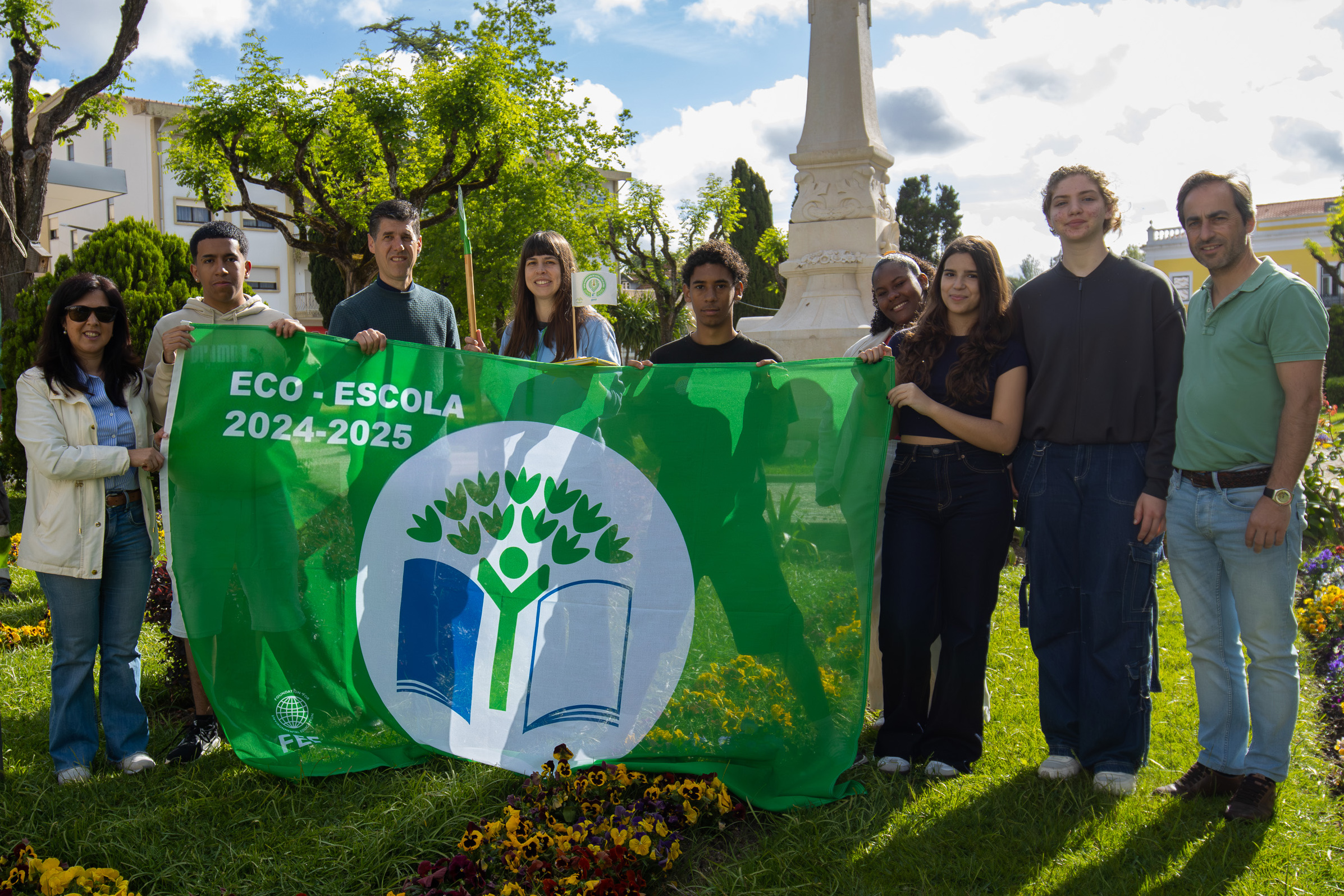 Dia 22 de abril, comemoração do Dia Mundial da Terra, com o hastear da bandeira ECOXXI e ação de limpeza na cidade. Deslocação da escola feita a pé.