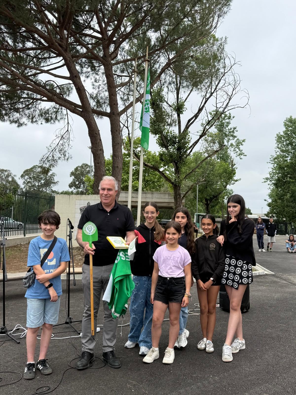 Encerramento da Rota com o hastear da bandeira Eco-Escola da EB2 da mealhada onde esteve reunido o executivo e presidente de junta de Freguesia da Mealhada.