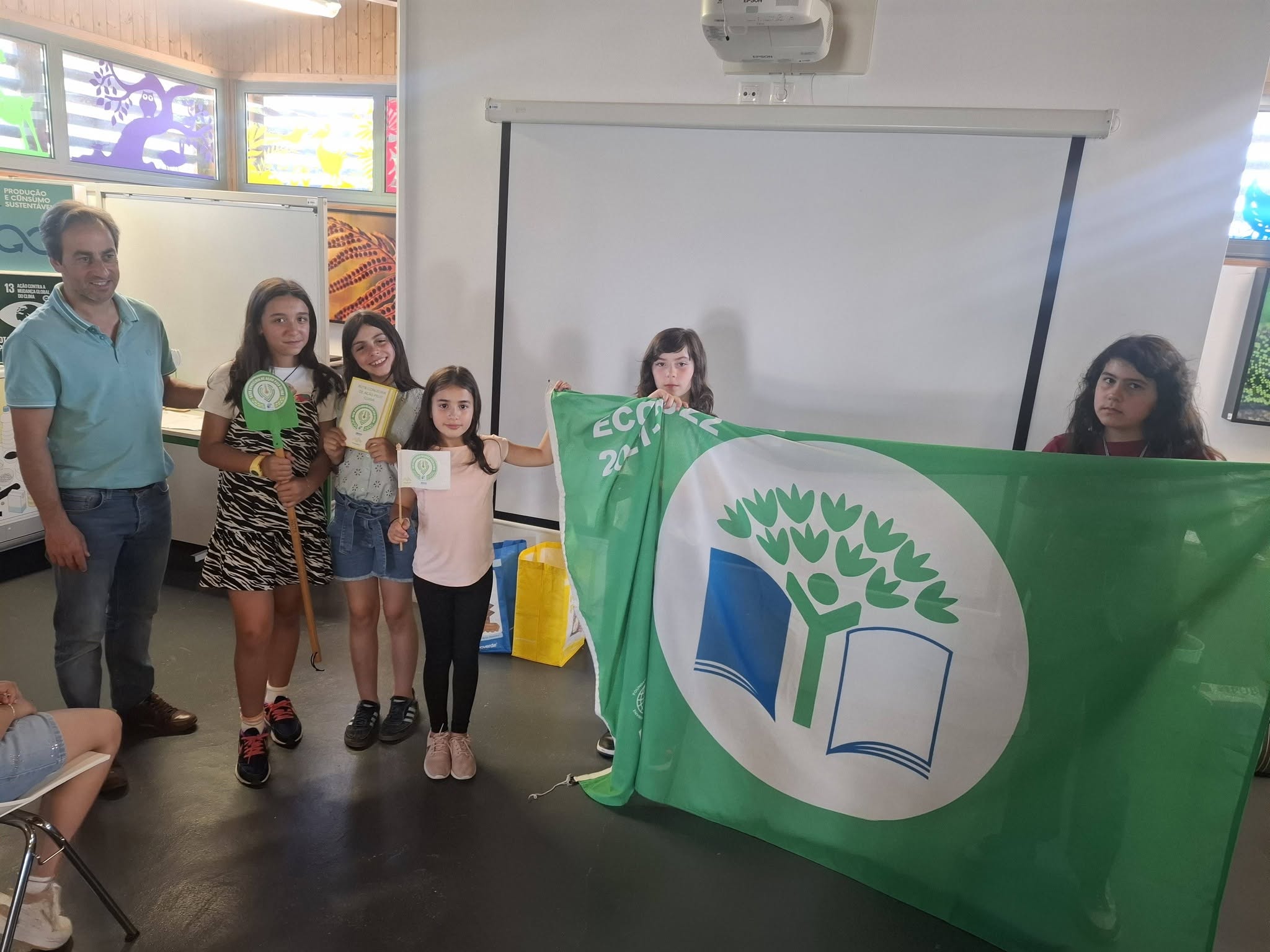 Passagem de testemunho durante atividade de observação ao microscópio no Centro de Interpretação Ambiental aos alunos do 5º ano. Deslocação da escola feita a pé.