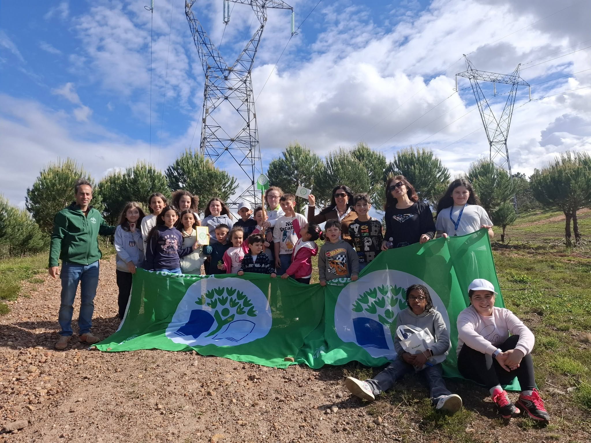Caminhada de floresta onde as duas escolas se encontraram a meio do percurso para a passagem de testemunho. Deslocação das escolas feita a pé.