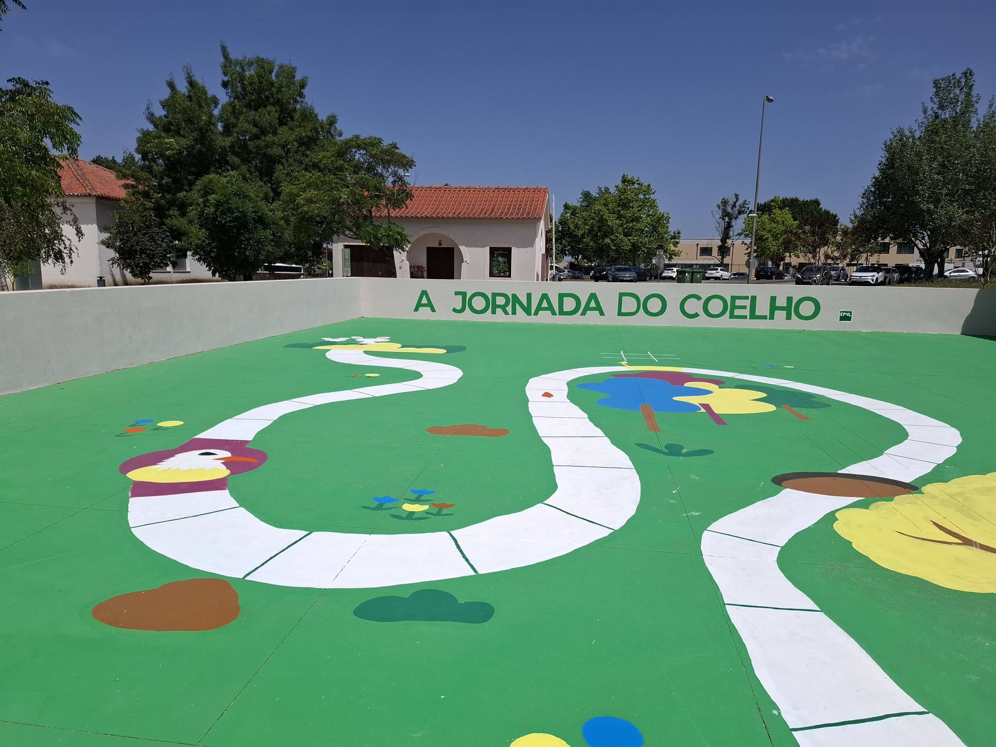 Jogo educativo elaborado por um grupo de alunos da Escola profissional Vasconcellos lebre no terraço do Centro de Interpretação Ambiental.