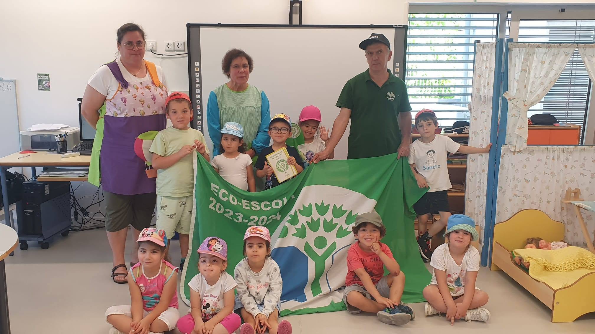 Ação de monitorização do compostor da escola feito pela equipa de apoio ao projeto CompostaMe, a viagem foi feita pela carrinha elétrica afeta ao Projeto.