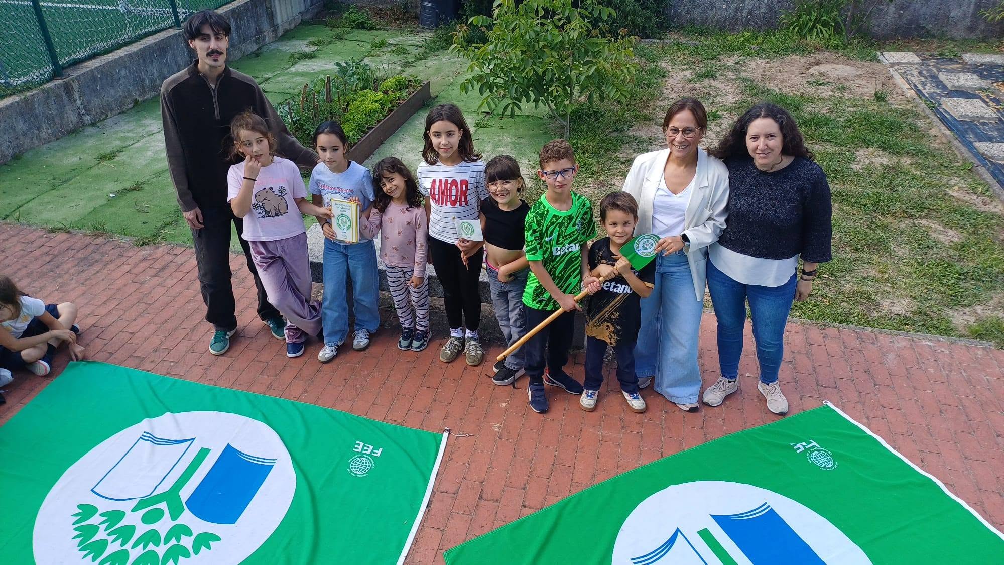 Passagem de testemunho aos professores de Atividade de Enriquecimento Curricular, durante a aula de Educação Ambiental e Cidadania.