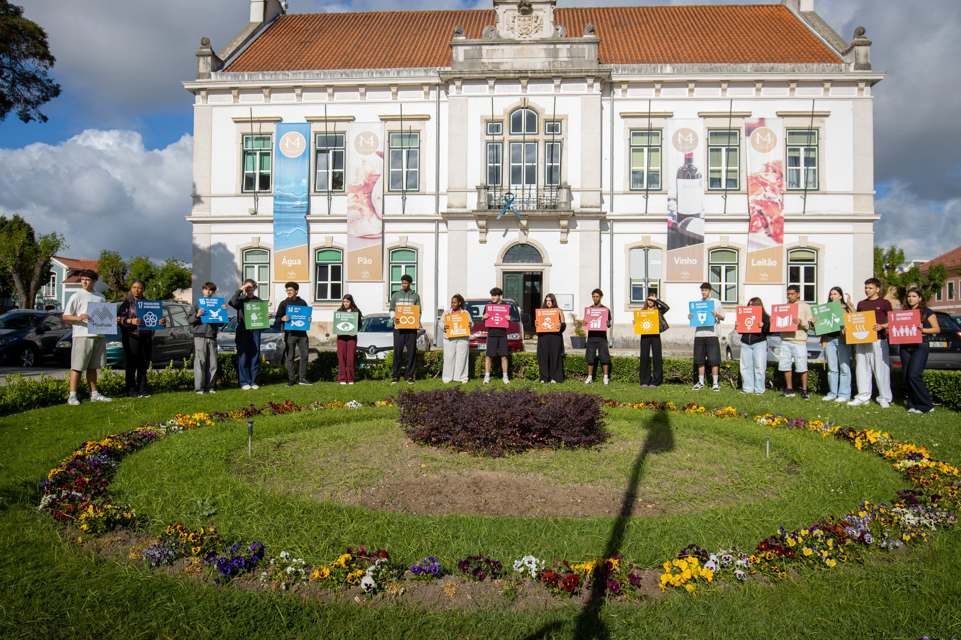 Início da Rota com o hastear da Bandeira ECOXXI e demonstração dos ODS pelos alunos da EPVL. Deslocação da escola feita a pé.