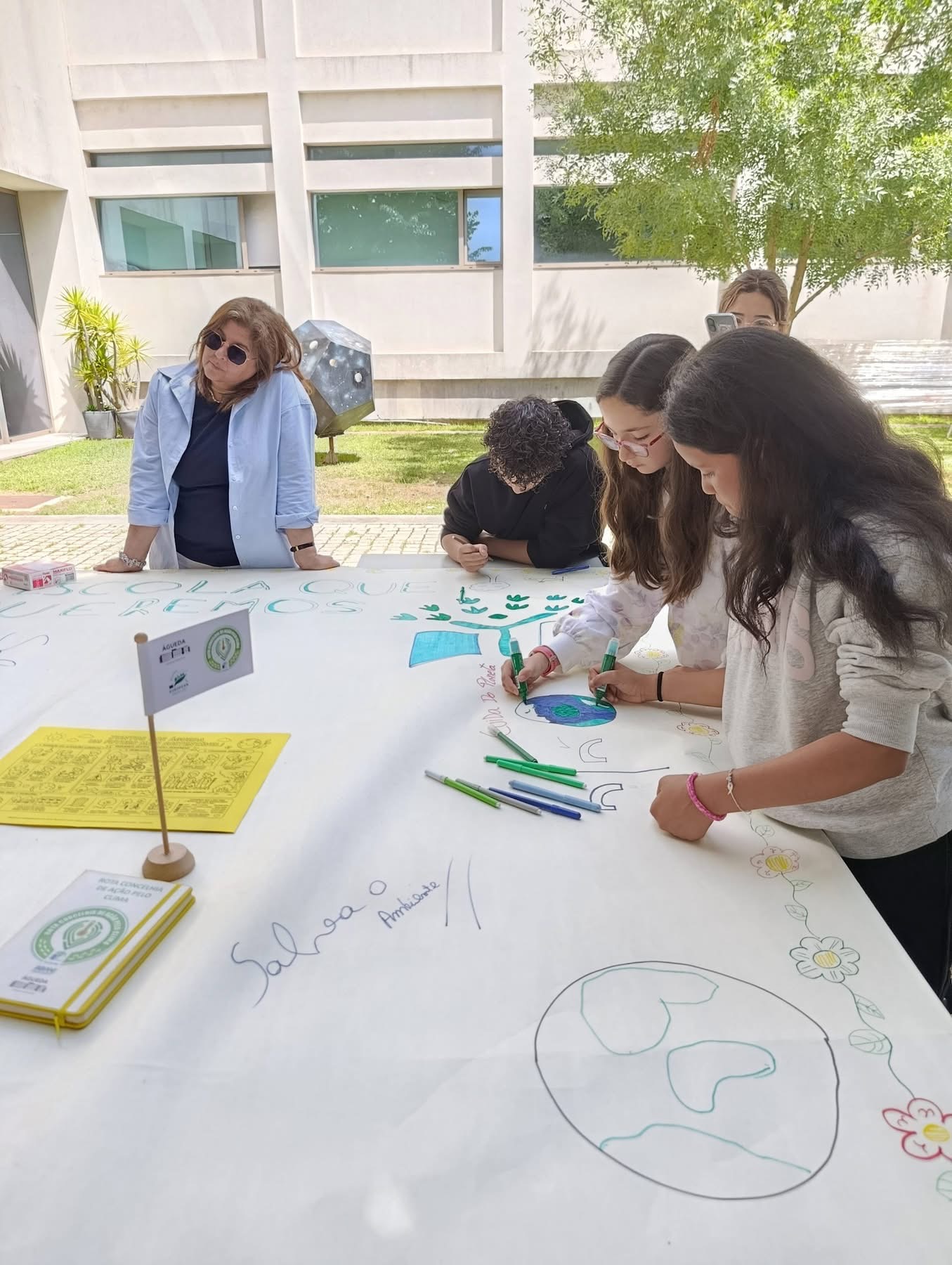 Receção da nossa escola ESMC. á escola de Travassô Os meninos pintando e escrevendo os seus compromissos