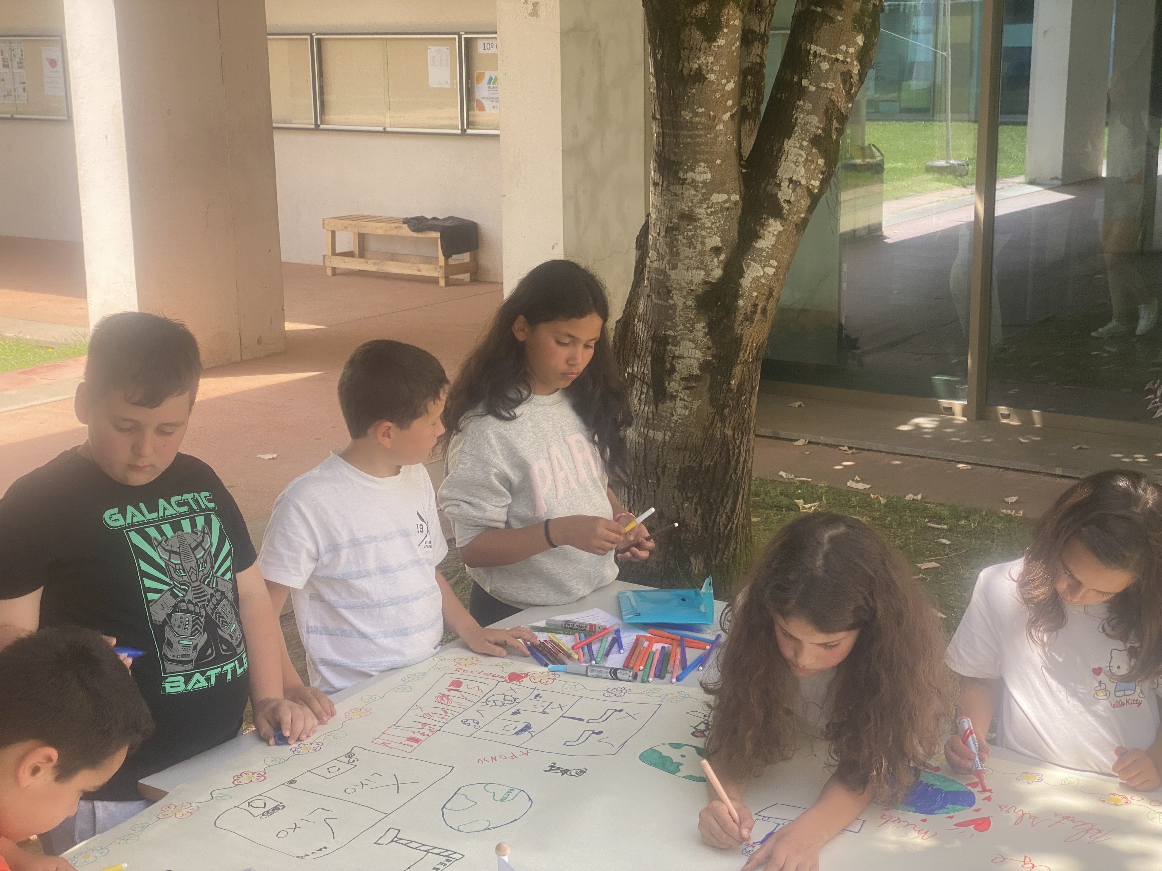 Receção da nossa escola ESMC. á escola de Travassô. Os meninos pintando e escrevendo os seus compromissos