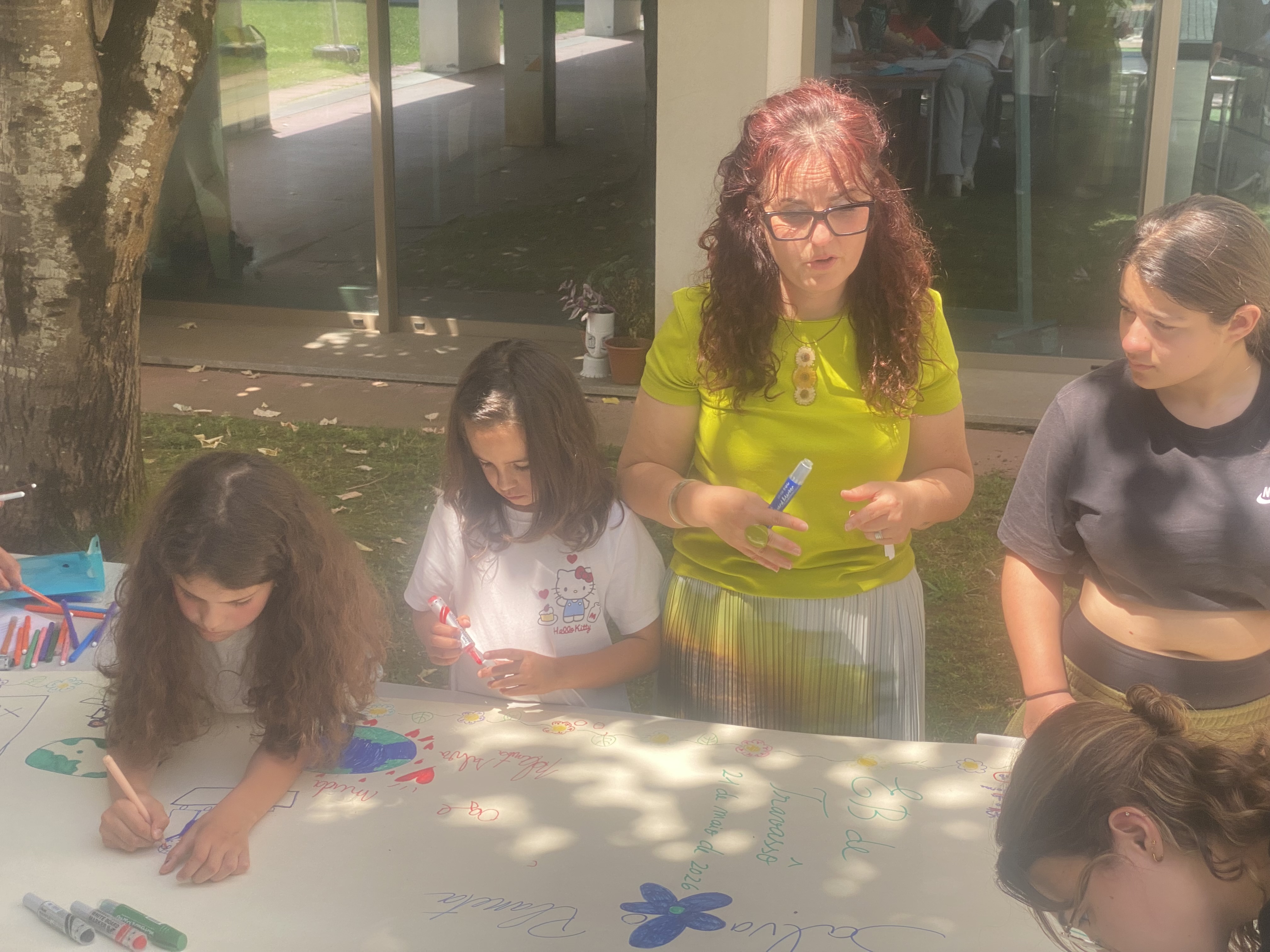Receção da nossa escola ESMC. á escola de Travassô. Os meninos pintando e escrevendo os seus compromissos