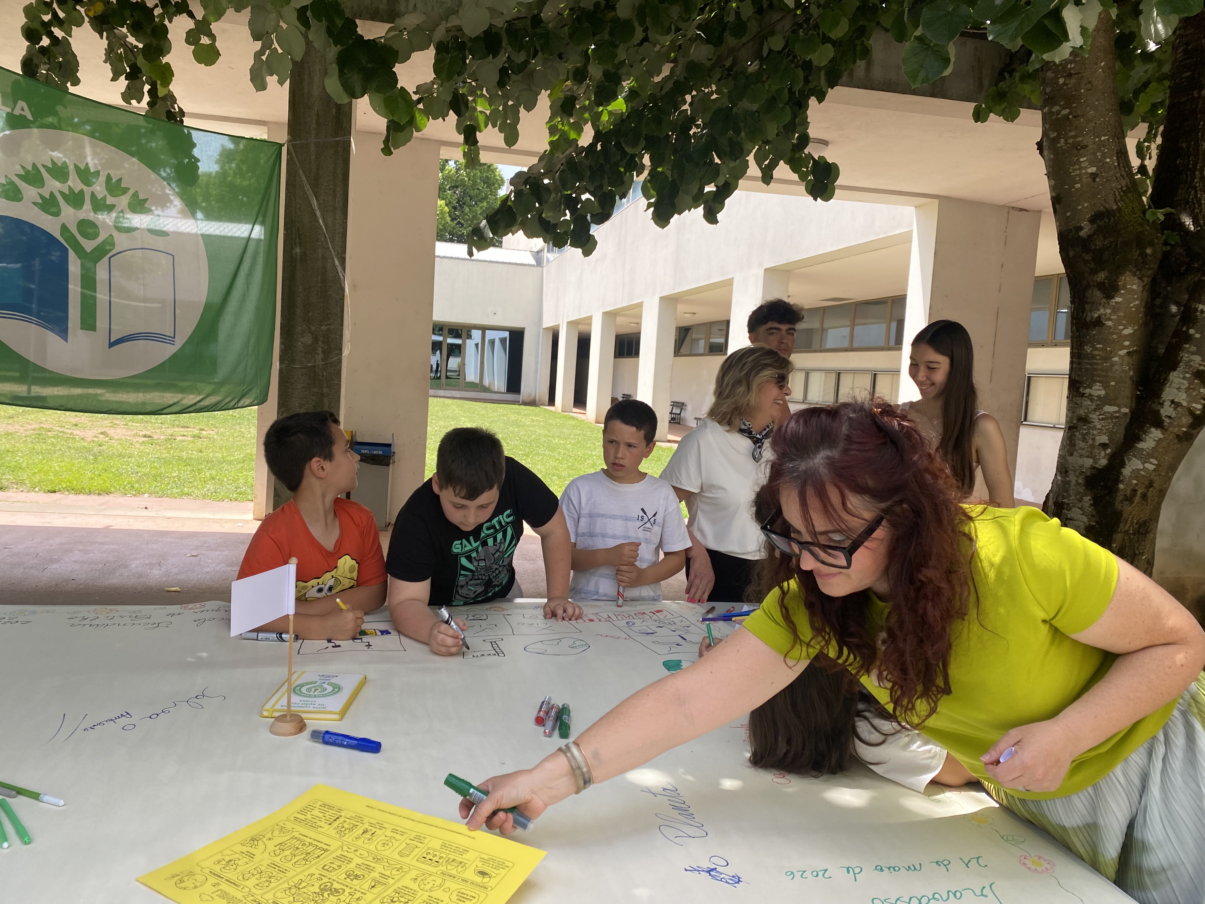 Receção da nossa escola ESMC. á escola de Travassô. Os meninos pintando e escrevendo os seus compromissos