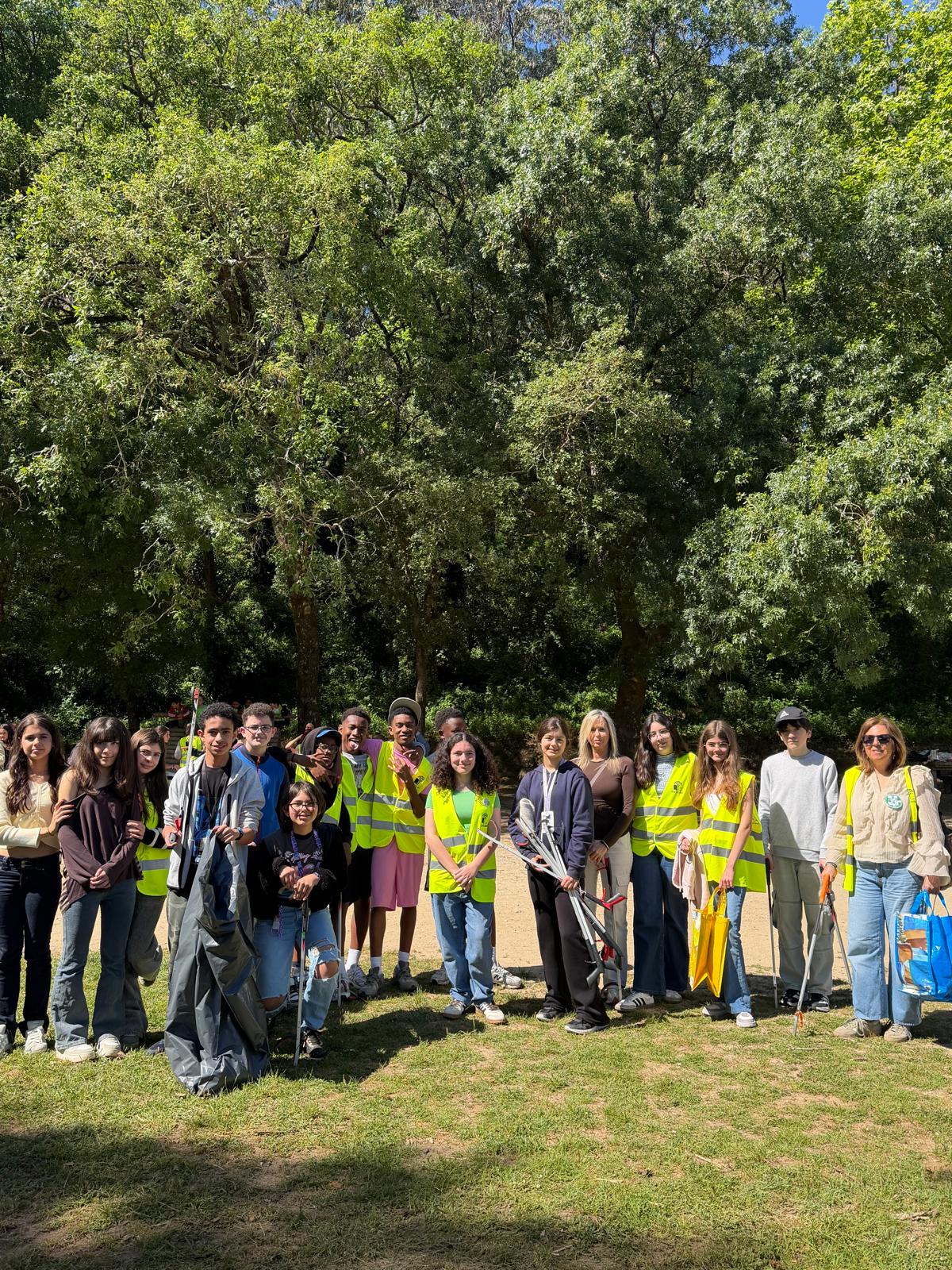 Alunos e professores que participaram na Rota Concelhia Ação pelo Clima e que seguiram a pé até ao Parque Urbano Rinchoa-Fitares