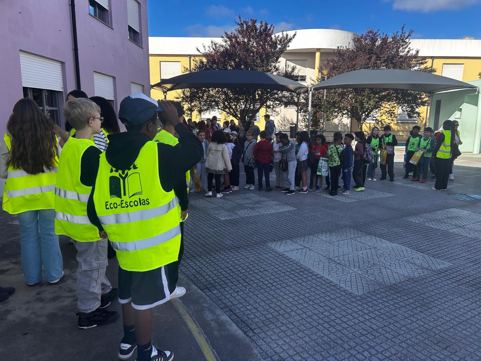 Chegada dos alunos de outros Estabelecimentos de ensino à nossa Escola.