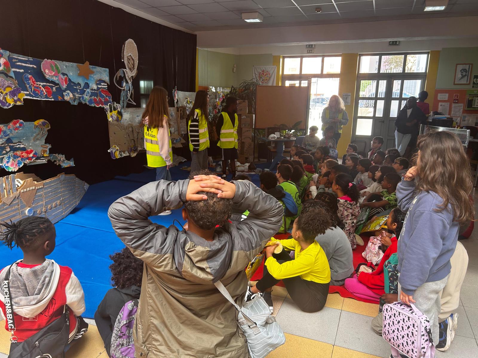 Reflexão sobre a importância da participação ativa, responsável e consciente em iniciativas de cidadania ambiental. Visita a exposições com trabalhos elaborados com materiais reutilizáveis.