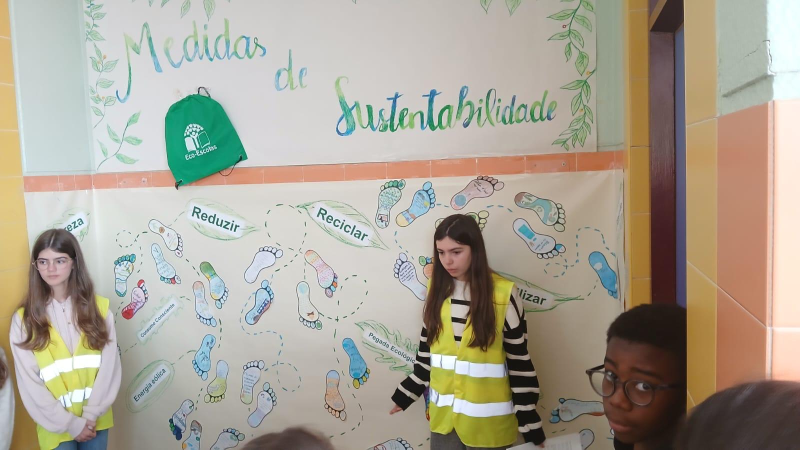 Visita ao Mural elaborado por alunos de 5.º ano - no âmbito das DAC - Medidas de sustentabilidade para toda a comunidade escolar.