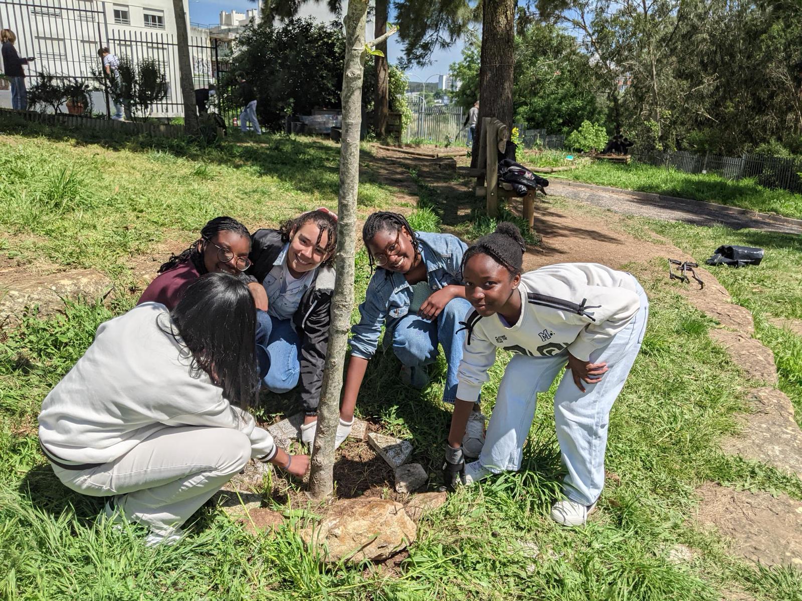 Manutenção e rega das árvores da nossa escola - ação climática importante na nossa escola.