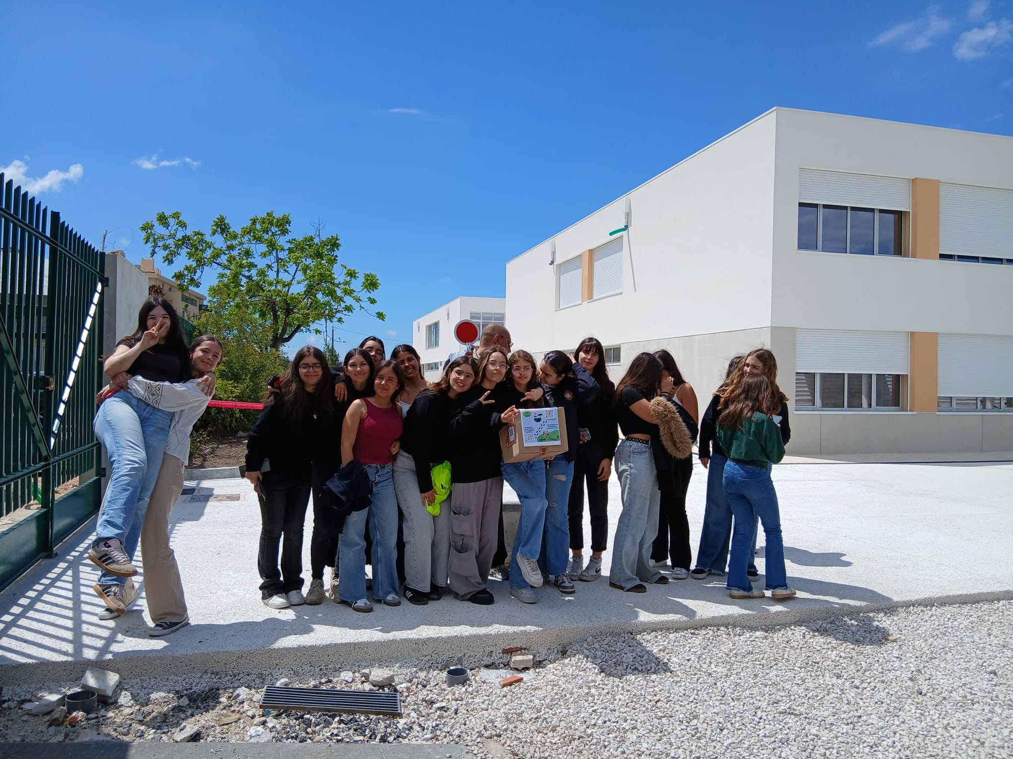 Grupo de alunos que fizeram a entrega dos compromissos da nossa escola, com uma deslocação sustentável , a caminhada.