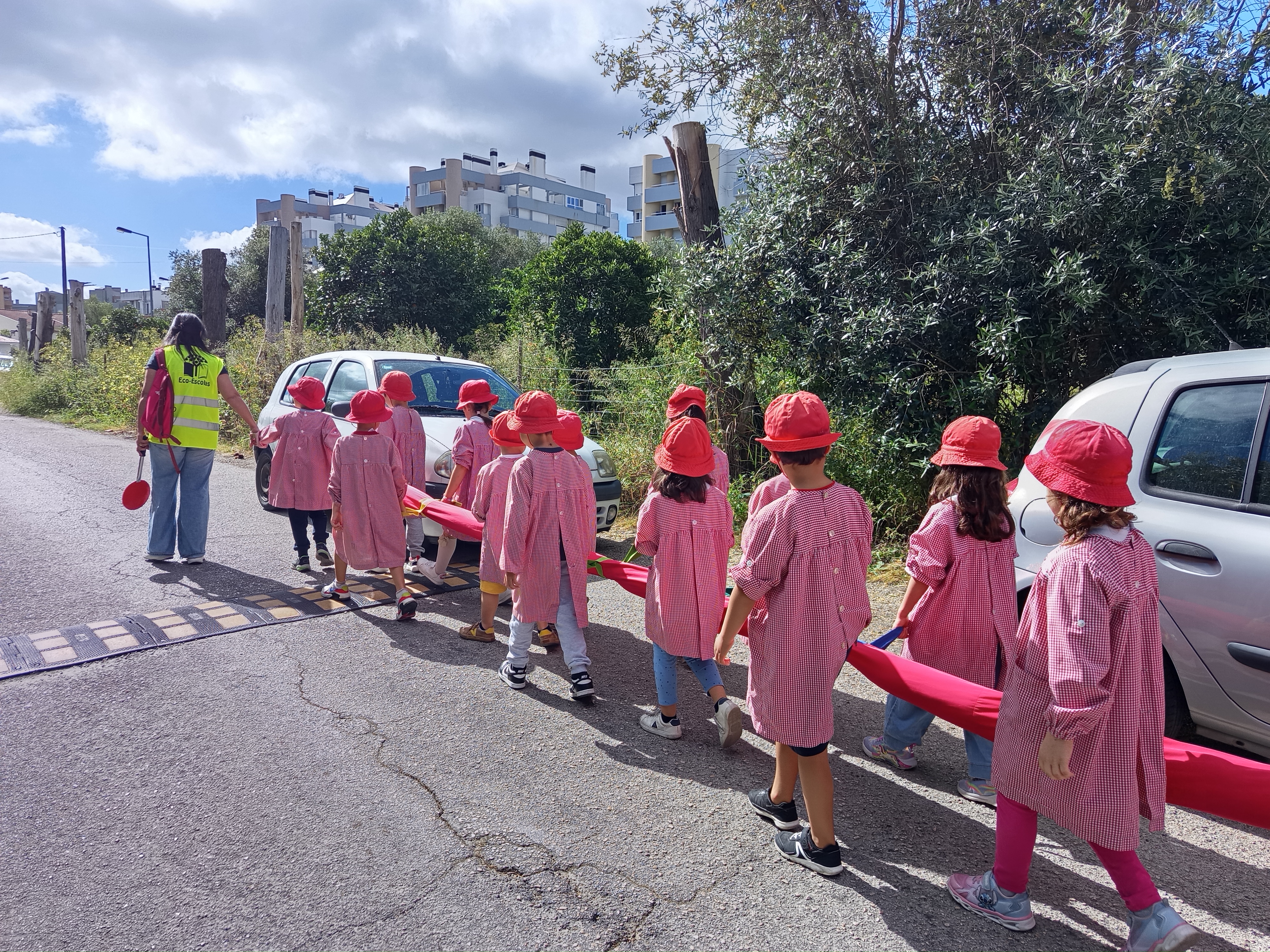 Deslocação a pé do nosso grupo até á Escola Básica e Secundária Artur de Gonçalves.