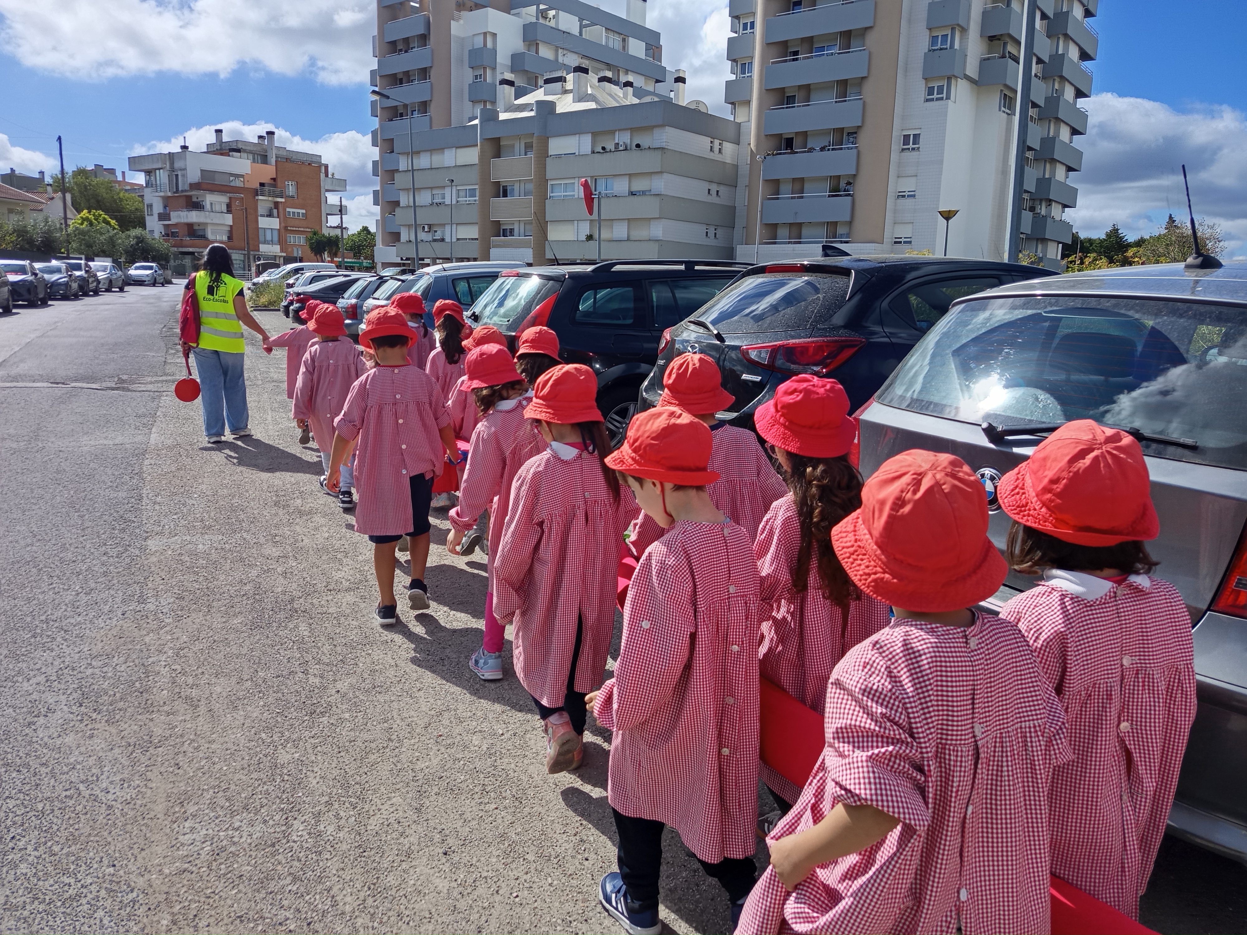 Deslocação a pé do nosso grupo até á Escola Básica e Secundária Artur de Gonçalves.
