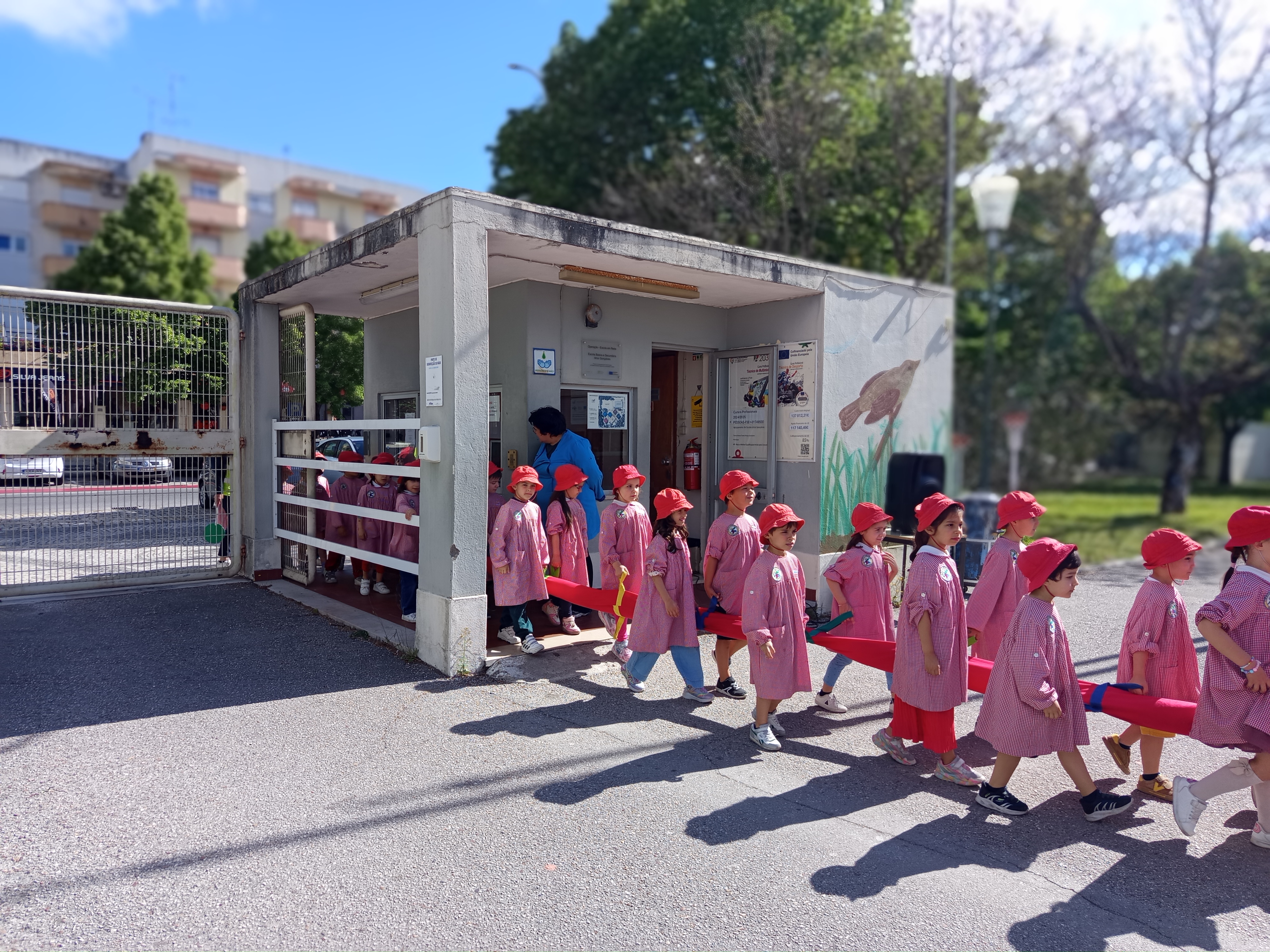 Entrada do grupo na Escola Básica e Secundária Artur de Gonçalves.