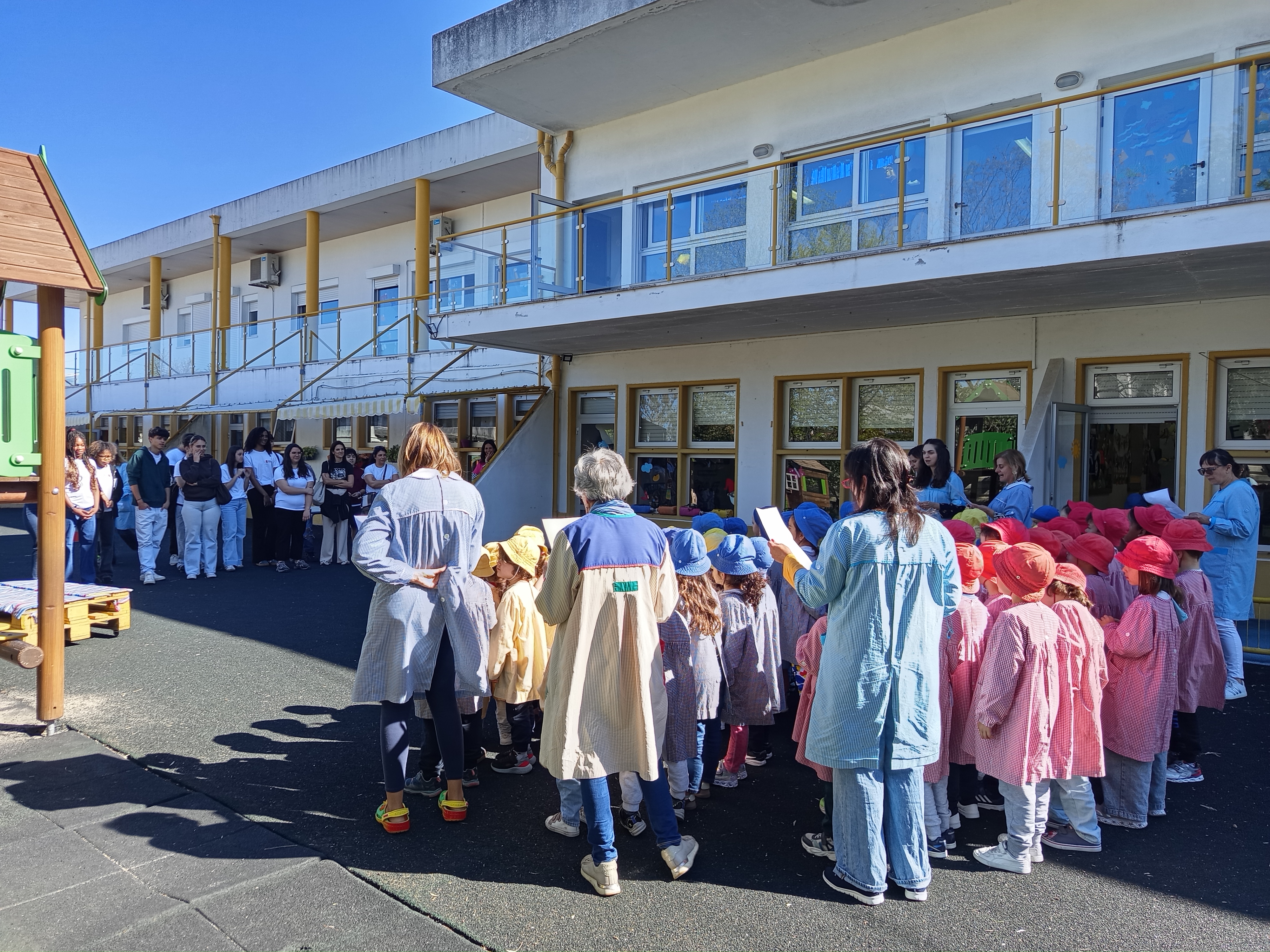 Receção na nossa escola, aos alunos da Escola Profissional de Torres Novas, com os grupos do pré-escolar a cantar o hino Eco-escola.