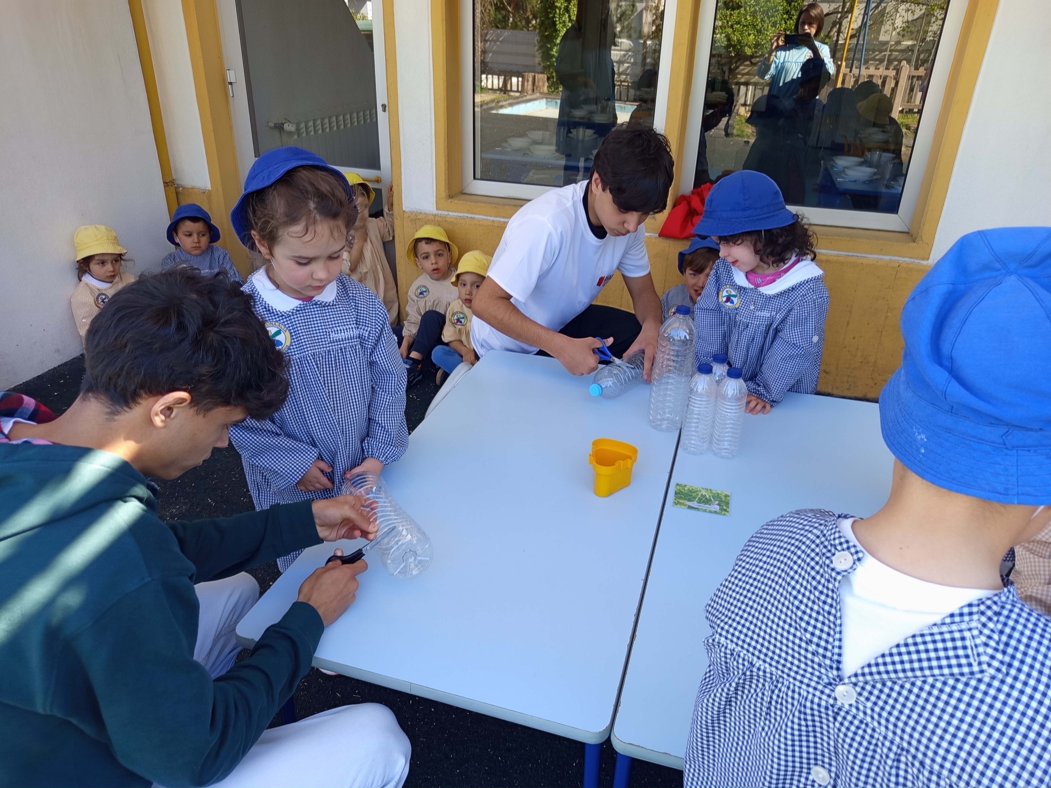 Elaboração de bebedouros, reutilizando garrafas de água.