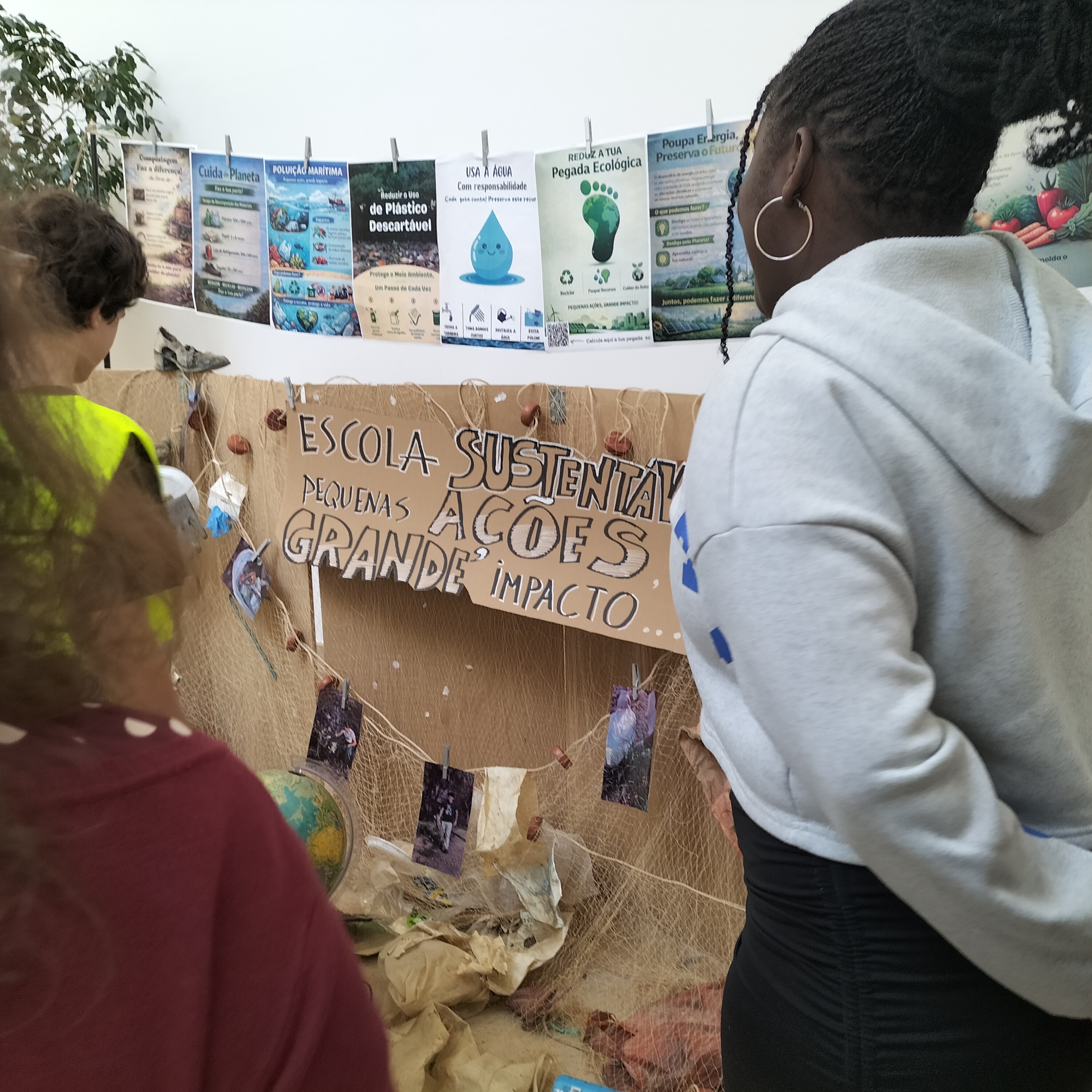 8 - Deslocação à EPTN - A visita à exposição de trabalhos com material reciclado.