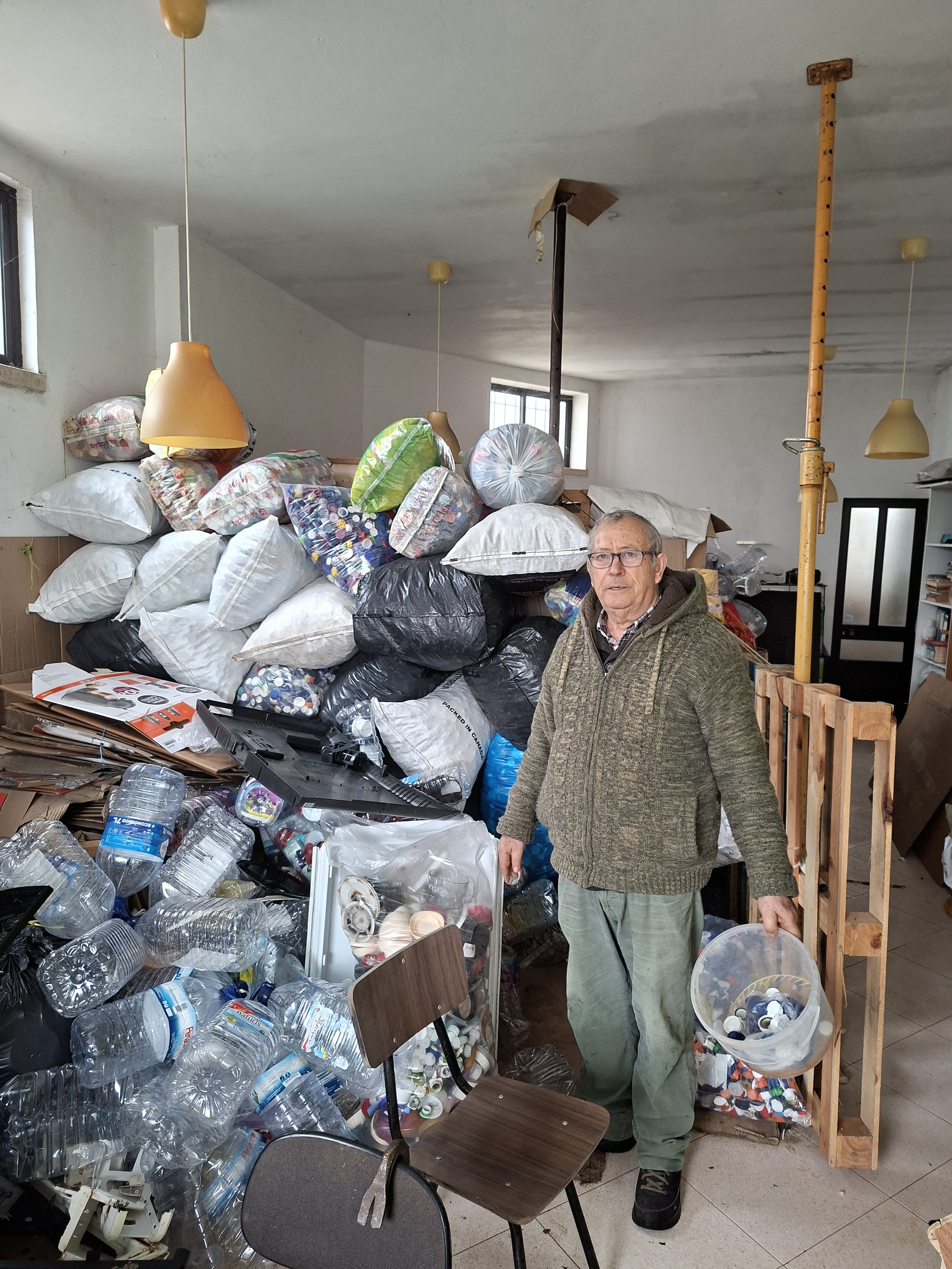 Armazém do avô de Bárbara Camasão com resíduos de carica, rolhas de cortiça e tampinhas
