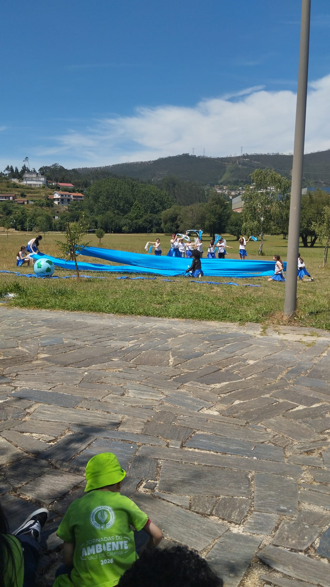 Atuação do grupo de dança da escola - Proteção do Planeta Terra.