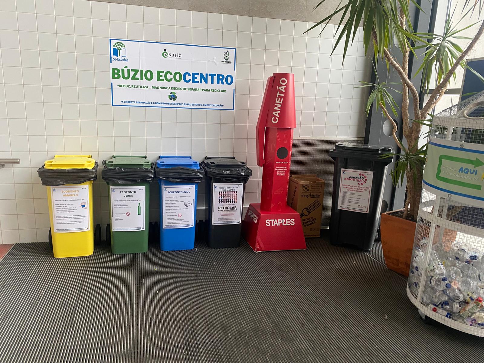 Recolha seletiva de vário tipos de resíduos.
