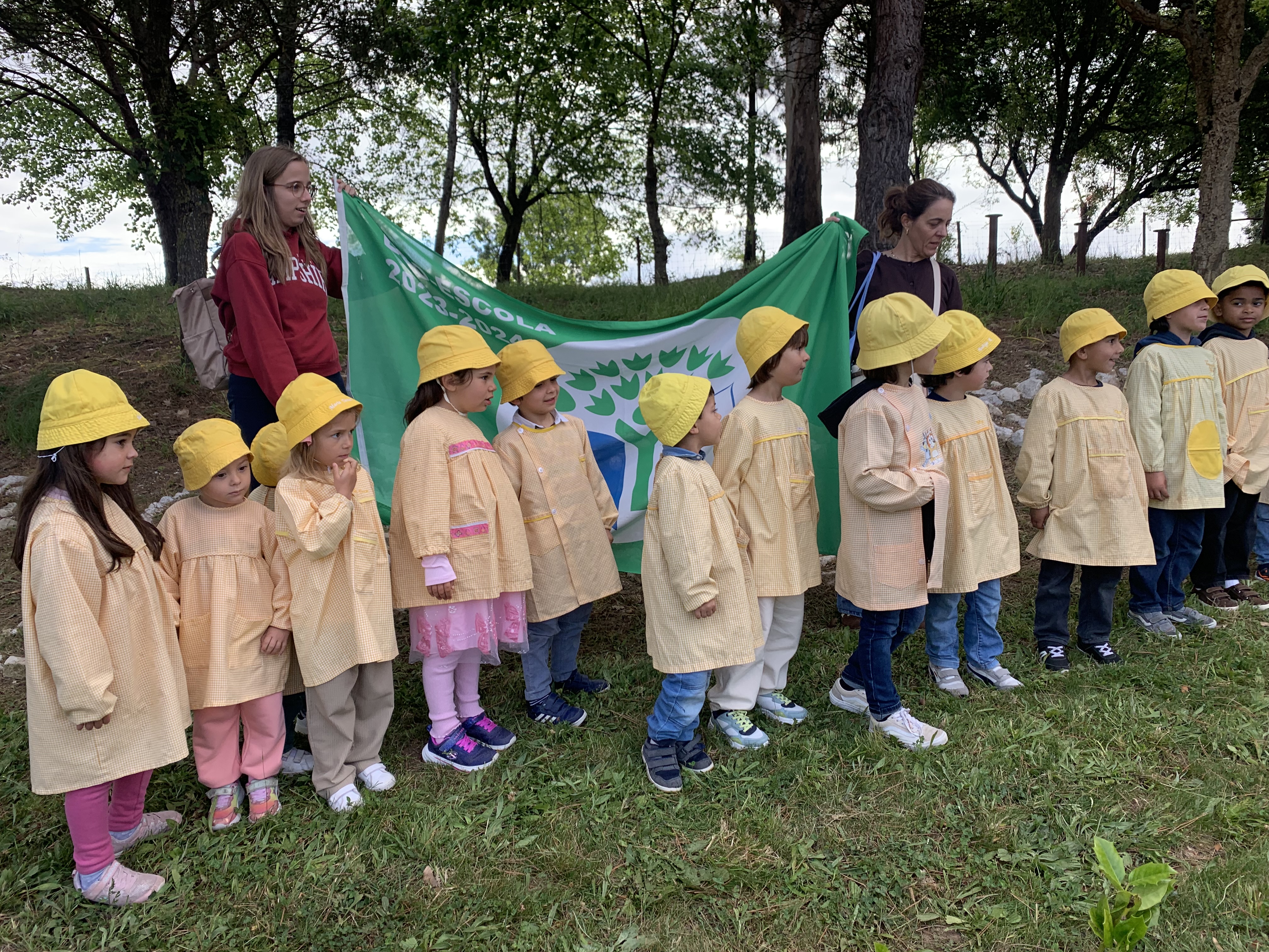 Palestra com os alunos da EPADREC. Foto com a Bandeira Eco-escolas.